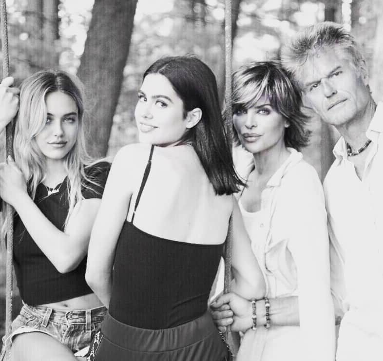 リサ・リナさんのインスタグラム写真 - (リサ・リナInstagram)「The Hamlin Family. ♥️♥️♥️♥️ #Lakelife」8月28日 6時36分 - lisarinna