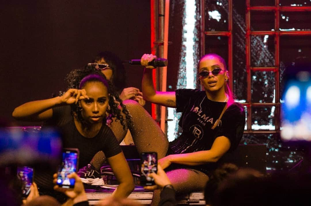 euanittaさんのインスタグラム写真 - (euanittaInstagram)「Yep... I play the DJ sometimes, that's my hobby. E não é  que levamos Funk pro evento chique de moda? 🤷🏽‍♀️」8月28日 6時48分 - anitta