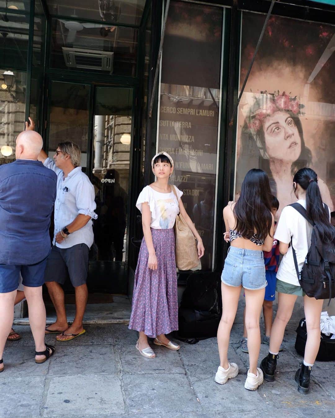 米田有希さんのインスタグラム写真 - (米田有希Instagram)「オリジナルプリントの花柄スカートはシチリアに似合いそうだなぁと思って迷わず👜の中へ🌸 阪神百貨店でのイベントでも販売しますよー😊 Tシャツは大好きなSHOKOちゃん @shoko_london のブランド @sforshoko のTシャツ❤️ . お昼ご飯、インスタのコメントで在住の方から教えていただいたレストランへ行ってみました！ 着いてからネットとかで色々探そうと思ってたらなんと宿のインターネットが繋がらずで😂 カフェでちょこちょこしかネット使えず困っていて💦 とっても助かりました✨ありがとうございました🙏✨」8月28日 6時44分 - akiyoneda