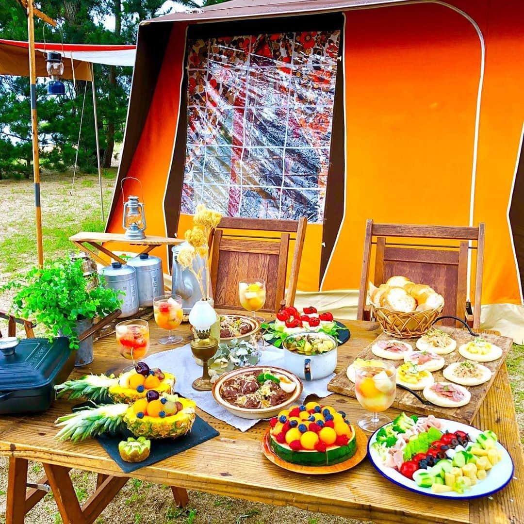 のインスタグラム：「#キャンプ#camp#camping #outdoor #キャンプ#アウトドア#キャンプ飯#cafe #カフェ#朝ごはん#instagood #instafood #外カフェ#外ごはん#outdoorlife#ヴィンテージ#鉄骨#フランス幕#ラクレ#エルミタージュ#canon#7D #9000D#女子キャンプ#女子キャン# * * 2019.8.28 * * 🏕💕💕 まだこのお気に入りの幕でゆっくり泊まったことがないなぁ🙄 * * 窓いっぱい😍どんなに居心地いいのか早く過ごしてみたい❤️ * *  その前に今週末のお天気が怪しく😅良くなってほしいっ💦💦 * * せめてどちらか一日だけでもいや二日間😆✨お願いします😆✨✨✨✨」