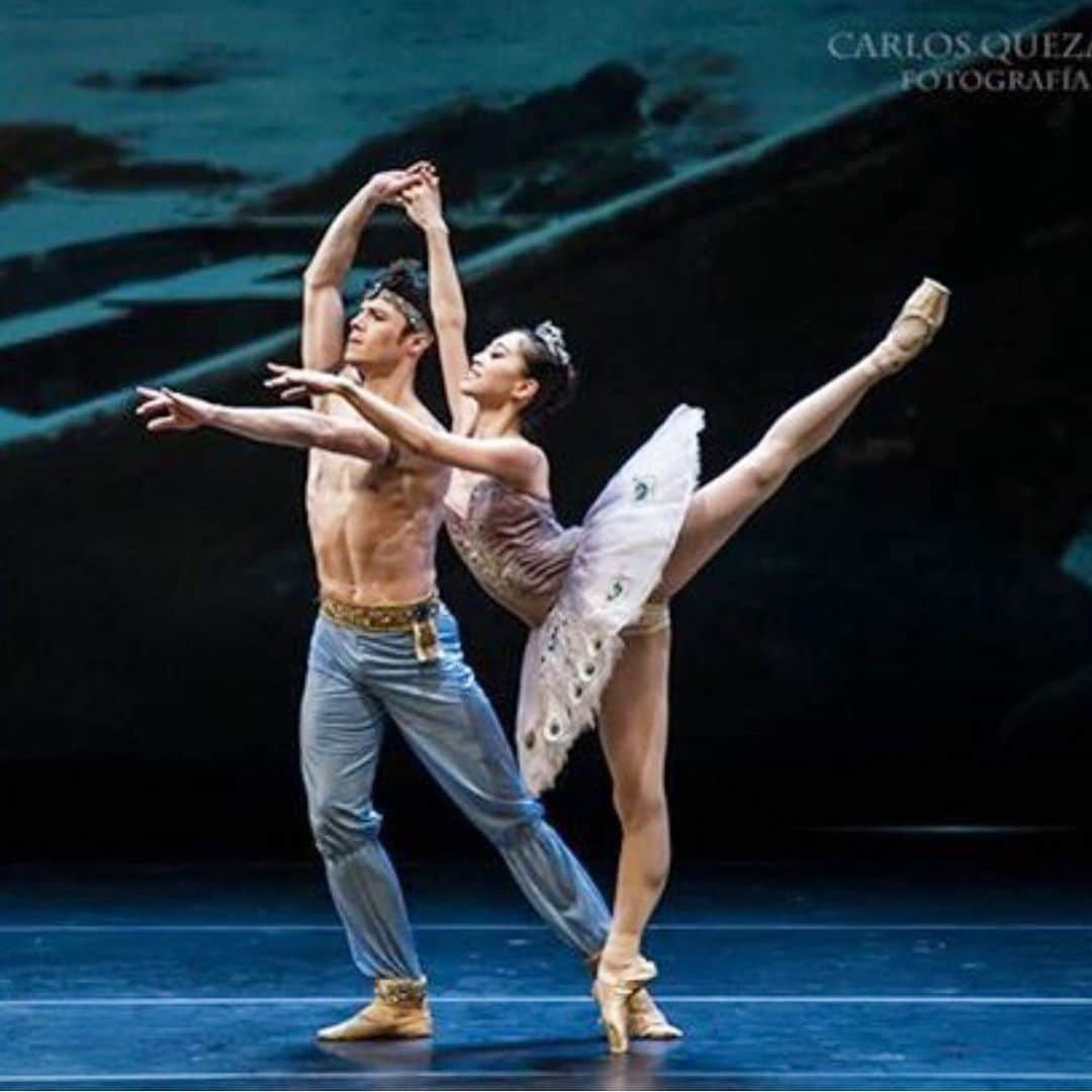 倉永美沙さんのインスタグラム写真 - (倉永美沙Instagram)「Happy #tututuesday the photo was taken in 2016 @elisacarrillocabrera and Friends in Mexico City with @balletgatti I’m excited to go back to dance in Mexico in 2 weeks!  昨日のリハーサルの写真と同じポーズ。2016年にメキシコシティで海賊のパドドゥを踊った時のもの。2週間後にメキシコでまた海賊を踊りますメキシコ🇲🇽 #tutu #ballet #ballerina #ballerinalife #happy #happiness #dance #art #幸せ #バレエ #バレリーナ #rehearsal #travellife #work #客演 #giglife #wroldtraveler #travellife #fly #guesting #mexico」8月28日 6時53分 - misakuranaga