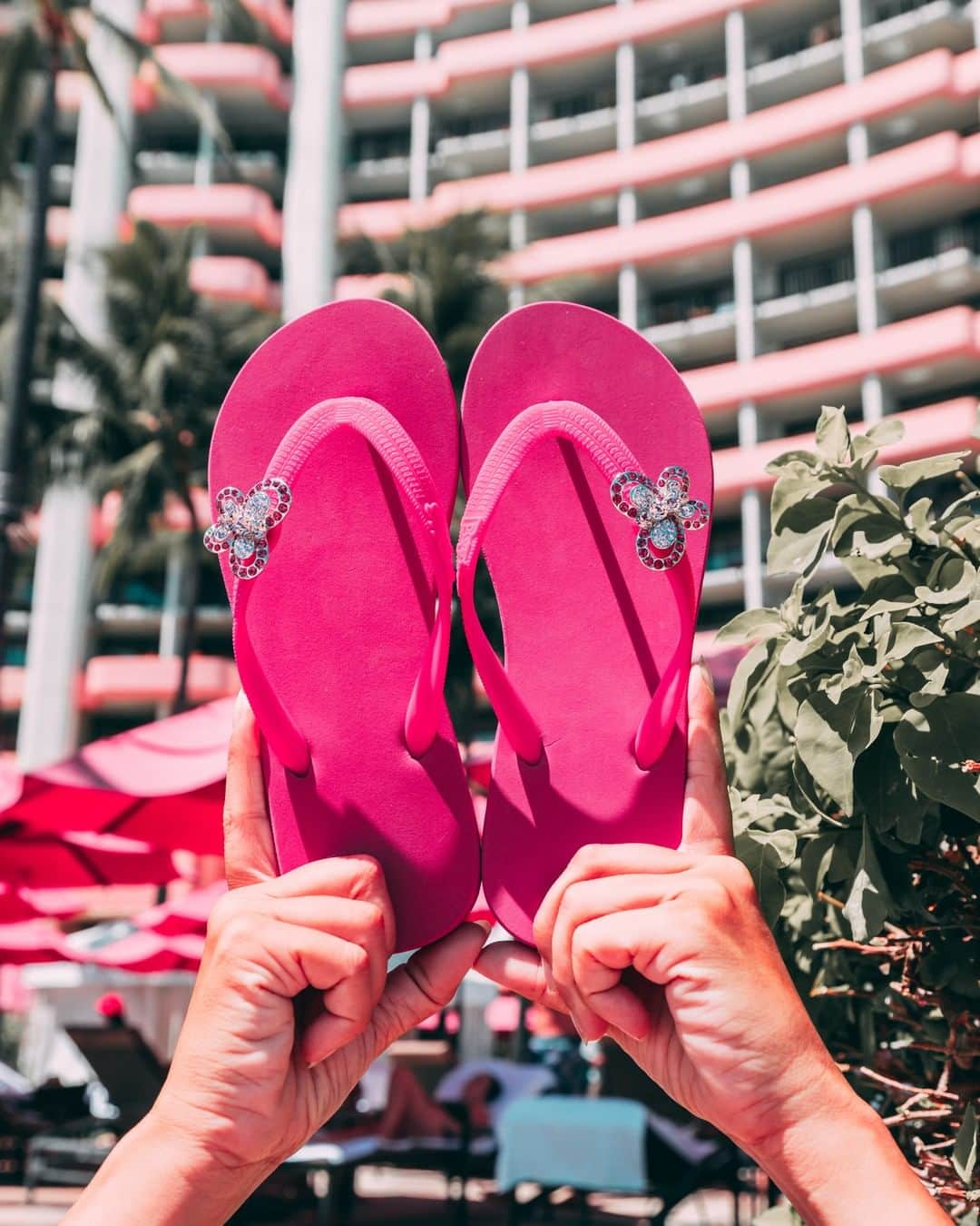 Popits Hawaiiのインスタグラム：「Whatever is good for your soul, do that🤙 ⁠ ⁠ #popitshawaii #ポピッツ #sandals #charms #alohastate #luckywelivehawaii #waikiki #footwear #thong #happyfeet #flipflops #slippers #ハワイ #ハワイ旅行 #ハワイ好き #ハワイ大好き #ハワイ好きな人と繋がりたい #ビーチサンダル #フラ #フラダンス #占い #honolulu #oahu」
