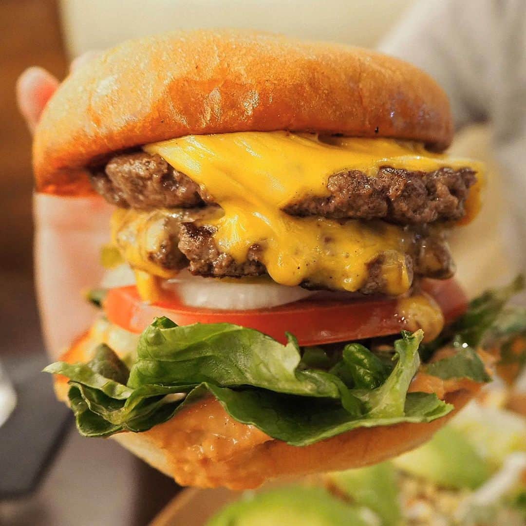 Eat With Steph & Coのインスタグラム：「So National Burger Day just passed - I had the “double decker”~ Yaaaas #cheatmeal #burger  @wahlburgers.uk 🤭 SWIPE RIGHT to see the upcoming limited edition burgers as Scottish farmers and Wahlburgers launched three limited edition items to celebrate the 10th year of Scottish Food and Drink Fortnight. Availability: 31st August- 15th September!! (The Bonnie Burger, The Moving Mountains Bonnie Vegan Burger and Tattie Tots!!) #Wahlburgers #foodstagram #foodie 📷: @mchan4b」