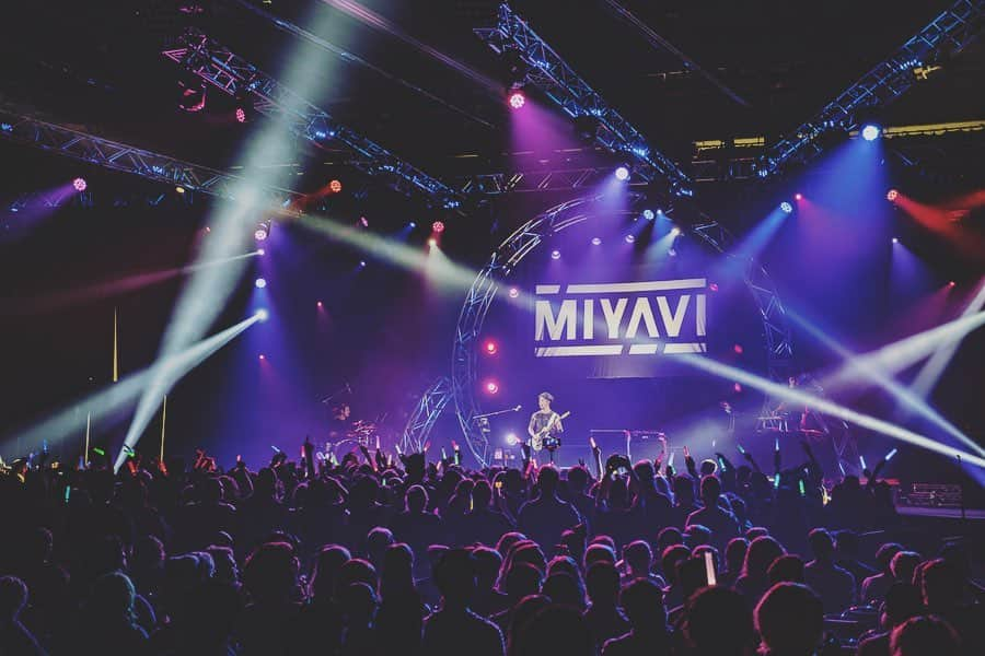 雅-MIYAVI-さんのインスタグラム写真 - (雅-MIYAVI-Instagram)「As I said onstage in Atlanta, It always has been special to me to perform in North America. But I didn’t know exactly why. Because of the language? No, I just realized that it’s the people. Once you see the floor, you see how various the crowd in the North America is. People from so many different places. Caucasian, African American, Asian, men, women, from gay couples to old gents squad, and children jumping with their parents. (Sometimes I see aliens too. Lol) You are all freely enjoying the moment and dancing all together. Different people are having a good time with the same music. This is it. This is what I as MIYAVI wants to make happen with my music and that’s the message I put into “The Others”. “We’re all different, that’s why this world is fun and beautiful. And once you can accept and respect the difference, that’s the moment we truly unite as one.” I’m confident to say that where people can unite beyond different nationality or cultural difference, that’s MIYAVI’s show. I really feel we are getting there step by step. We will keep moving forward without being afraid. Thank you for being with us as one 🙏🏻 最終公演アトランタのステージでも言ったけど、いつもアメリカで演る時は、少し特別な感じがしていました。それって何なんだろうって旅の途中ずっと考えていて、言語が英語＝母国語だからかな？なんて思ってたんだけど、わかった。人種だ、と。ふと客席を見渡すだけで、白人、黒人、アジア人、男、女、ゲイのカップルから恰幅のいいおじさん集団、ファミリーで来ているキッズ達まで（たまに宇宙人みたいな人もいます。笑）皆、自由に楽しんで、踊ってる。これだ、これなんだ、と。様々な人種の人たちが、僕たちの音楽に合わせて一つになる。音にのって、みんな、つながる。この光景がたまんないんだよね。これこそが自分が MIYAVI の音楽を通じて描きたいものなんだと、今、改めて強く感じています。『”The Others” 僕たちは、皆、それぞれ違う、だからこそ世界は面白くって、美しい。そして、その違いを認め合い、分かり合えた時、僕たちは本当の意味で一つになれる』国籍や言葉関係なく一つになれる場所、それが MIYAVI のショーだと、今、自信を持って言える気がします。そして、もっともっと大きな絵を描いていきたい。一歩ずつだけど、確実にその場所へ近づいている感覚はあります。これからも失敗を恐れず道無き道を突っ走って行きたいと思います。いつもありがとう！#NoSleepTillTokyo #MIYAVI」8月28日 7時18分 - miyavi_ishihara