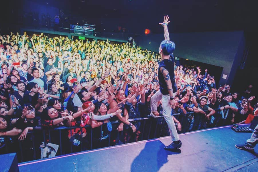 雅-MIYAVI-さんのインスタグラム写真 - (雅-MIYAVI-Instagram)「As I said onstage in Atlanta, It always has been special to me to perform in North America. But I didn’t know exactly why. Because of the language? No, I just realized that it’s the people. Once you see the floor, you see how various the crowd in the North America is. People from so many different places. Caucasian, African American, Asian, men, women, from gay couples to old gents squad, and children jumping with their parents. (Sometimes I see aliens too. Lol) You are all freely enjoying the moment and dancing all together. Different people are having a good time with the same music. This is it. This is what I as MIYAVI wants to make happen with my music and that’s the message I put into “The Others”. “We’re all different, that’s why this world is fun and beautiful. And once you can accept and respect the difference, that’s the moment we truly unite as one.” I’m confident to say that where people can unite beyond different nationality or cultural difference, that’s MIYAVI’s show. I really feel we are getting there step by step. We will keep moving forward without being afraid. Thank you for being with us as one 🙏🏻 最終公演アトランタのステージでも言ったけど、いつもアメリカで演る時は、少し特別な感じがしていました。それって何なんだろうって旅の途中ずっと考えていて、言語が英語＝母国語だからかな？なんて思ってたんだけど、わかった。人種だ、と。ふと客席を見渡すだけで、白人、黒人、アジア人、男、女、ゲイのカップルから恰幅のいいおじさん集団、ファミリーで来ているキッズ達まで（たまに宇宙人みたいな人もいます。笑）皆、自由に楽しんで、踊ってる。これだ、これなんだ、と。様々な人種の人たちが、僕たちの音楽に合わせて一つになる。音にのって、みんな、つながる。この光景がたまんないんだよね。これこそが自分が MIYAVI の音楽を通じて描きたいものなんだと、今、改めて強く感じています。『”The Others” 僕たちは、皆、それぞれ違う、だからこそ世界は面白くって、美しい。そして、その違いを認め合い、分かり合えた時、僕たちは本当の意味で一つになれる』国籍や言葉関係なく一つになれる場所、それが MIYAVI のショーだと、今、自信を持って言える気がします。そして、もっともっと大きな絵を描いていきたい。一歩ずつだけど、確実にその場所へ近づいている感覚はあります。これからも失敗を恐れず道無き道を突っ走って行きたいと思います。いつもありがとう！#NoSleepTillTokyo #MIYAVI」8月28日 7時18分 - miyavi_ishihara