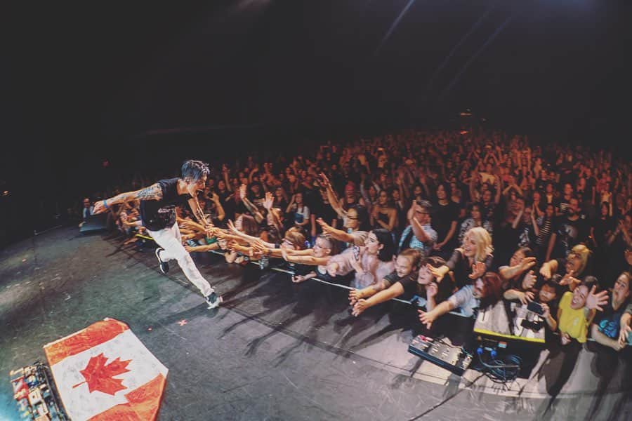 雅-MIYAVI-さんのインスタグラム写真 - (雅-MIYAVI-Instagram)「As I said onstage in Atlanta, It always has been special to me to perform in North America. But I didn’t know exactly why. Because of the language? No, I just realized that it’s the people. Once you see the floor, you see how various the crowd in the North America is. People from so many different places. Caucasian, African American, Asian, men, women, from gay couples to old gents squad, and children jumping with their parents. (Sometimes I see aliens too. Lol) You are all freely enjoying the moment and dancing all together. Different people are having a good time with the same music. This is it. This is what I as MIYAVI wants to make happen with my music and that’s the message I put into “The Others”. “We’re all different, that’s why this world is fun and beautiful. And once you can accept and respect the difference, that’s the moment we truly unite as one.” I’m confident to say that where people can unite beyond different nationality or cultural difference, that’s MIYAVI’s show. I really feel we are getting there step by step. We will keep moving forward without being afraid. Thank you for being with us as one 🙏🏻 最終公演アトランタのステージでも言ったけど、いつもアメリカで演る時は、少し特別な感じがしていました。それって何なんだろうって旅の途中ずっと考えていて、言語が英語＝母国語だからかな？なんて思ってたんだけど、わかった。人種だ、と。ふと客席を見渡すだけで、白人、黒人、アジア人、男、女、ゲイのカップルから恰幅のいいおじさん集団、ファミリーで来ているキッズ達まで（たまに宇宙人みたいな人もいます。笑）皆、自由に楽しんで、踊ってる。これだ、これなんだ、と。様々な人種の人たちが、僕たちの音楽に合わせて一つになる。音にのって、みんな、つながる。この光景がたまんないんだよね。これこそが自分が MIYAVI の音楽を通じて描きたいものなんだと、今、改めて強く感じています。『”The Others” 僕たちは、皆、それぞれ違う、だからこそ世界は面白くって、美しい。そして、その違いを認め合い、分かり合えた時、僕たちは本当の意味で一つになれる』国籍や言葉関係なく一つになれる場所、それが MIYAVI のショーだと、今、自信を持って言える気がします。そして、もっともっと大きな絵を描いていきたい。一歩ずつだけど、確実にその場所へ近づいている感覚はあります。これからも失敗を恐れず道無き道を突っ走って行きたいと思います。いつもありがとう！#NoSleepTillTokyo #MIYAVI」8月28日 7時18分 - miyavi_ishihara