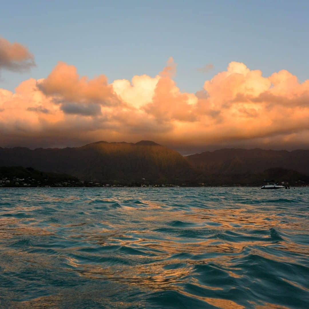 Luxury Cruise by Captain Bruceさんのインスタグラム写真 - (Luxury Cruise by Captain BruceInstagram)「⁠ この日は雲が多く、残念ながら水平線からのサンライズは見る事が出来ませんでした。が、雲がピンクやオレンジ色になりすごく綺麗でした。⁠ ⁠⁠ #captainbruce ⚓ #sandbar #kaneohe #hawaii #oahu #oahulife #vacation #ahuolaka #キャプテンブルース #天国の海ツアー #天国の海 #アフオラカ #ハワイ大好き #朝の海 #絶景 #海と空⁠」8月28日 7時30分 - cptbruce_hi