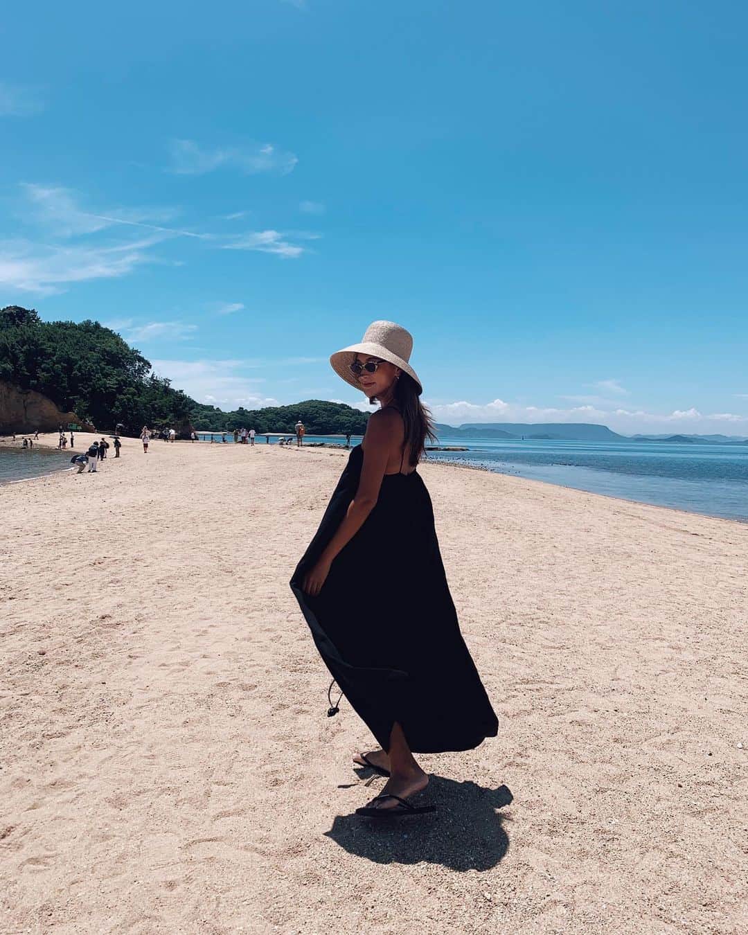 小竹麻美のインスタグラム：「angel road👼🏼💕 小豆島。 干潮の時間しか現れない道。 今年は夏が短かったなー🥺 . #shodoshima#angelroad#akte #エンジェルロード#小豆島」