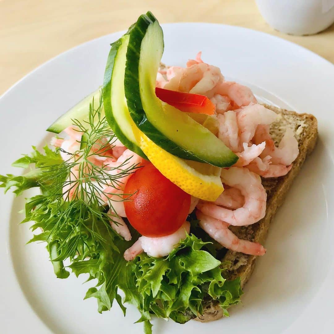 Rie's Healthy Bento from Osloのインスタグラム：「One of the many reasons why I enjoy living in Norway #norskmat #norway #oslo #norwegianfood #seafood #shrimp #sandwich #instafood #foodporn」