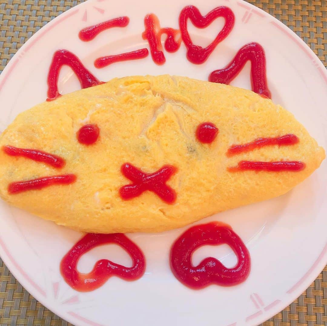まいてぃ（粕谷まい）さんのインスタグラム写真 - (まいてぃ（粕谷まい）Instagram)「朝ごはん🍽☀️🌱 ・ ・ ・ ・ ・ ・ ・ #morning #breakfast #オムレツ #卵 #猫」8月28日 17時08分 - maity_0917