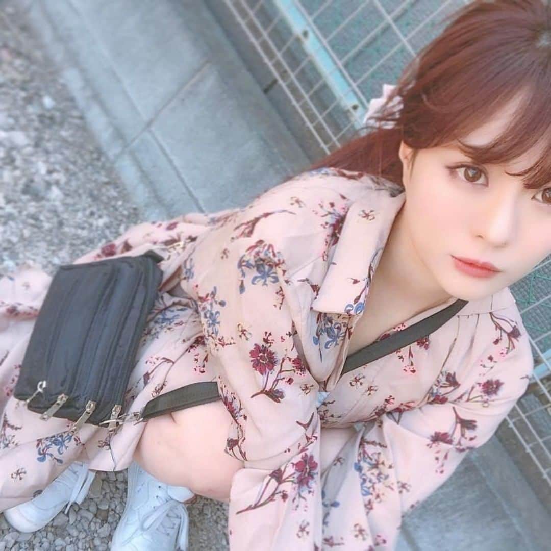 アミーゴベースボールクラブのインスタグラム：「. ━･･━･･━･･━･･━･･━･･━ #Repost @i.am.mell ━･･━･･━･･━･･━･･━･･━ #美白  #オシャレ  #プチプラ #美容好き #春コーデ ⠀⠀⠀ #カジュアル  #カジュアルコーデ ⠀⠀⠀ #オトナ女子 #インスタグラマー ⠀⠀⠀ #スニーカー女子 #美女 ⠀⠀⠀ #美肌 #美白ケア ⠀⠀⠀ #ナチュラル #花柄  #モデル  #お洒落さんと繋がりたい ⠀ #オシャレ好き #ベースメイク⠀⠀⠀ #ナチュラルメイク  #オシャレコーデ ⠀⠀ #お洒落な人と繋がりたい #ファッションコーデ  #プチプラコーデ #夏コーデ  #ショーパン ⠀ #アレンジヘア」