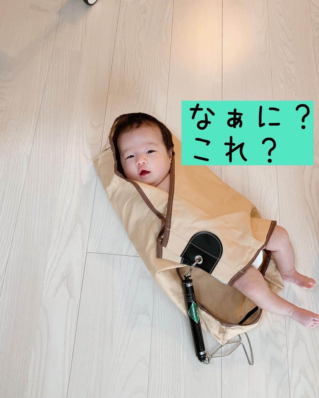 しほの涼のインスタグラム：「母子訪問があり、育児の悩みや分からない事を沢山相談させてもらいました😌😌 有り難い🙇‍♀️ 娘の成長具合を測る為に体重測定‼️ 産まれた時より1.8kg大きくなってました㊗️ 測られ方が大きな藁半紙で包まれてるみたいで 何度見ても可愛い😅💕 #生後1カ月半 #ベビスタグラム #赤ちゃんのいる生活 #ベビフル #ママリ #赤ちゃん #令和ベビー #令和ベイビー #母子訪問 #育児相談　　#スマイル育児#笑神娘さん」