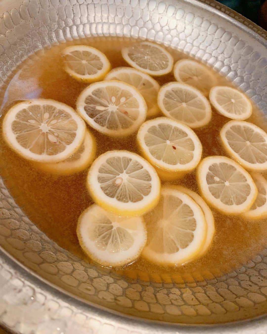 松浦三佳さんのインスタグラム写真 - (松浦三佳Instagram)「レモンたんしゃぶ🍋 これめっちゃ好き〜😆❤️👌 ＊ ＊ ＊ #ど鍋や#ど鍋や緑橋本店#レモンたんしゃぶ#レモン鍋#たんしゃぶ#大阪#大阪グルメ#食べログ#ディナー#鍋#ヘルシー鍋#肉食系女子#グルメ#グルメ女子#グルメな人と繋がりたい#tabelog#dinner#lemon#gourmet#instagram #instagood #instafood #instapic #lovely#instagrammer」8月28日 17時04分 - mikarinrin5555
