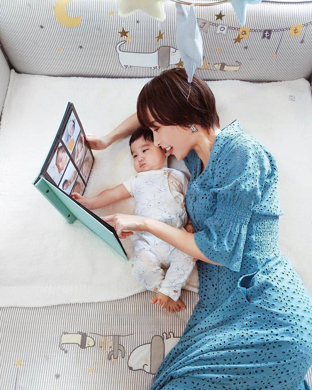 ソンイのインスタグラム：「息子ももうすぐ6ヶ月のハーフバースデー迎えるなんて本当にあっという間だなぁ🥺💕﻿ ﻿ カメラロールが息子の写真で溢れているから、大切な思い出を綺麗に整理したくて @albus_is でアルバムを作ったんだ📒﻿ ﻿ 将来息子に「こうやって生まれてきてくれたんだよ🥰」ってお話したいから、私は妊娠中の過程や出産時の写真も入れてアルバムにしたよ🤱🏻﻿ ﻿ スマホで撮影した画像を毎月8枚まで高画質のましかく写真プリントで無料で印刷できて、専用アルバムが作れるから大切な思い出を綺麗に残せるの💗﻿ アプリが毎月お知らせしてくれて簡単に注文できるから忙しいママパパでもずっと続けられるよ👌🏻﻿ ﻿ 作る時の写真選びも楽しいし、出来上がったのを大切な人と一緒に見るのも更に楽しいなぁ🍀﻿ 便利な時代になったけど、アルバムってどんな時代になっても色褪せない幸せな時間をくれるよね🥰﻿ これから何冊も増やしていきたい🕊💗﻿ ﻿ 招待コードを利用すると無料枚数が1枚増えるから「38L」を是非使ってね🎁 #albus_is #PR」