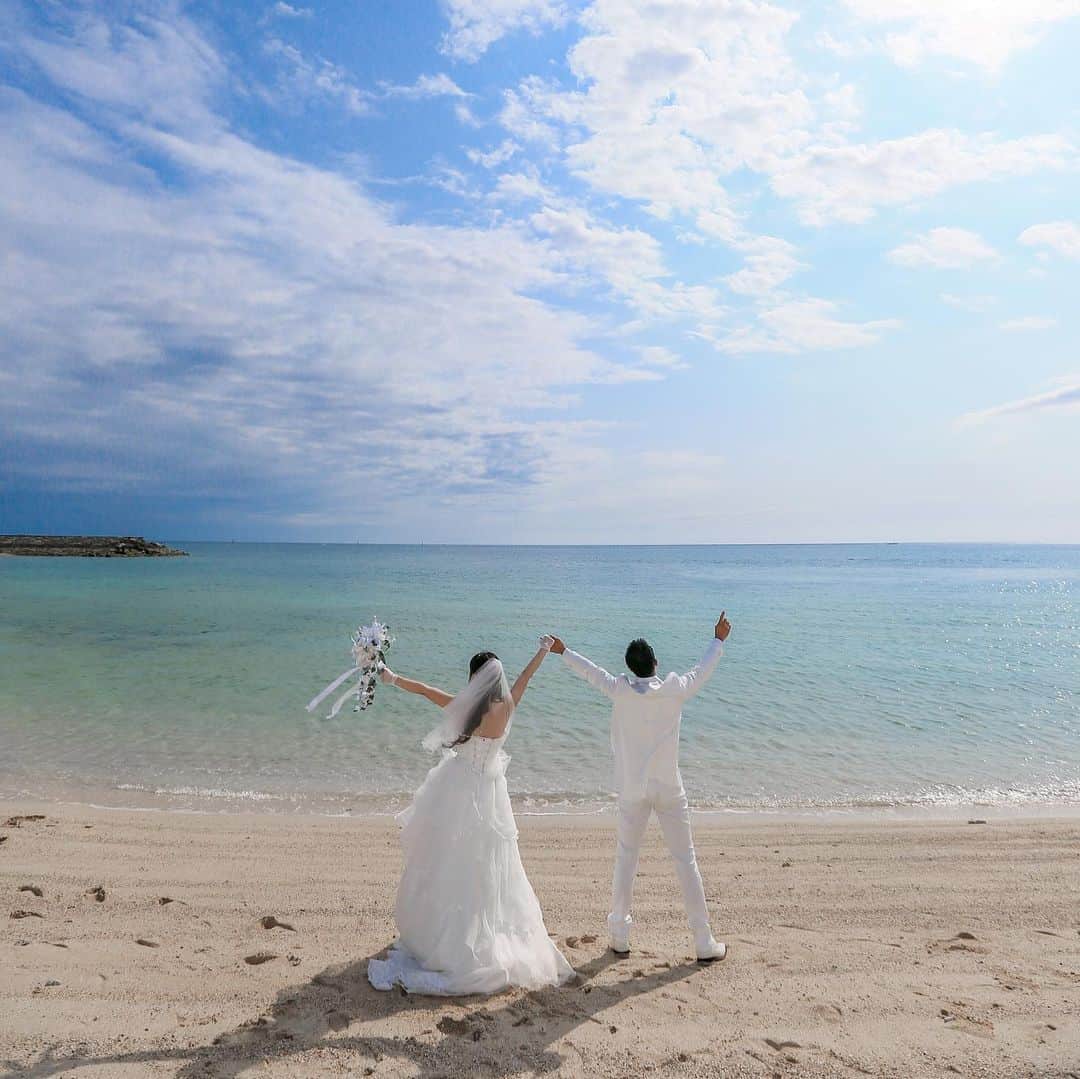 【公式】小さな結婚式さんのインスタグラム写真 - (【公式】小さな結婚式Instagram)「@petit.wedding をフォローしてね♩ #小さな結婚式 をつけてのお写真投稿も大歓迎です♡ こちらの公式IGでリグラムさせていただきます＊ .  穏やかな空気に包まれ、 優しい気持ちになれる沖縄♡ ビーチ以外でもフォトスポットが たくさんあるんですよ＾＾ 色んなロケーション撮影を 存分に楽しみましょうね♩ >>@okinawa_petitwedding #小さな結婚式沖縄店 . ——————— #小さな結婚式  #petitwedding #前撮り #結婚式  #プレ花嫁 #卒花 #アットホーム #少人数 #家族婚 #少人数結婚式 #ウェディング #ウェディングドレス #wedding #bridal #weddingdress #花嫁 #結婚式準備 #式場探し #日本中のプレ花嫁さまと繋がりたい #結婚式の思い出に浸る会 #結婚準備 #沖縄ウェディング #リゾートウェディング #ロケーションフォト」8月28日 17時05分 - petit.wedding