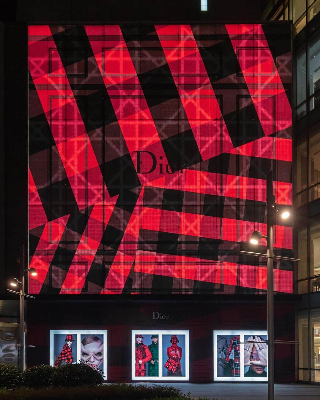 クリスチャンディオールさんのインスタグラム写真 - (クリスチャンディオールInstagram)「The Dior boutique at Plaza 66 in Shanghai wears red tartan to celebrate the arrival in-store of the Autumn-Winter 2019-2020 collection by #MariaGraziaChiuri. An interplay of gingham layers are lighted to give the store's minimalist lines the "New British" spirit that defines the collection's key inspirations.⁠⠀ #DiorAW19⁠」8月28日 17時05分 - dior