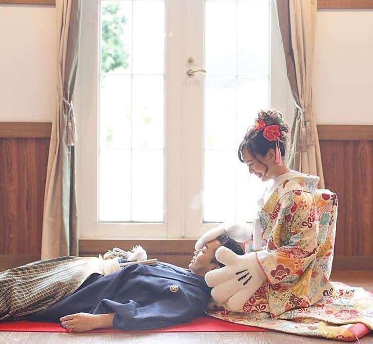 プレ花嫁の結婚式準備サイト farny 【ファーニー】さんのインスタグラム写真 - (プレ花嫁の結婚式準備サイト farny 【ファーニー】Instagram)「@farny_weddingをフォローして #プラコレ #farnyレポ を付けて投稿してくださいね♥ . :-: :-: :-: :-: :-: :-: :-: :-: :-: 本日紹介したいウェディングフォトは・・・ @wk1103wdさん❤ . 花嫁さまの膝の上でお休みを..♡ 大きなミッキーの手を添えて 癒される和装フォトですね* . :-: :-: :-: :-: :-: :-: :-: :-: :-: . \\🌷花嫁ライター募集中// @farny_wedding の DMより”Farny 花嫁ライター希望”とお送りくださいね◎ 担当者から折り返しご連絡さしあげます⁂ . \\🌹花嫁アプリ // プロのアドバイザーに結婚式の相談を何度でも♡ ウェディングドレスの記事や、 自分のウェディングレポを残せちゃう♡” . ＞＞＞TOPのURLからcheck ⋈ @placolewedding ＞＞＞結婚のご相談は プラコレウェディングアドバイザーへ♡ @wedding_adviser ＞＞＞ウェディングレポを残したいなら、 farny by プラコレをcheck ✎ @farny_wedding ＞＞＞ウェディングアイテム＆DIYは farnyアイテムをcheck ❁ @farny_wd.item >>>沖縄フォトウェディングの予約は ainowa(あいのわ)をcheck✈ @ainowa_okinawa . ┈┈┈┈┈┈┈┈┈┈┈┈┈┈┈┈┈┈┈ #プレ花嫁 #卒花  #花嫁 #卒花嫁 #結婚準備  #花嫁準備 #当日レポ #撮影指示書 #weddingtbt #weddingdress #ウェディングドレス #運命の一着 #ウェディングフォト #ロケーションフォト #挙式レポ #卒花しました #試着レポ #farnyレポ #前撮り #後撮り  #関東花嫁 #関西花嫁 #和装フォト #ミッキー」8月28日 17時08分 - farny_wedding