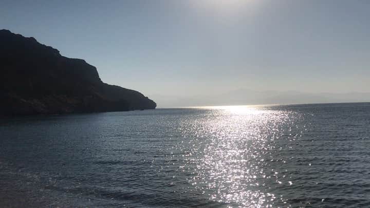 アレクシマビーユのインスタグラム：「Silver seas / greek morning @alexismabille #alexismabille #greek #greece #silver #sea #seaside #silversea #reflection #dazzling #shine #dream #poetry #seadream #vacation #lastdays #panorama」