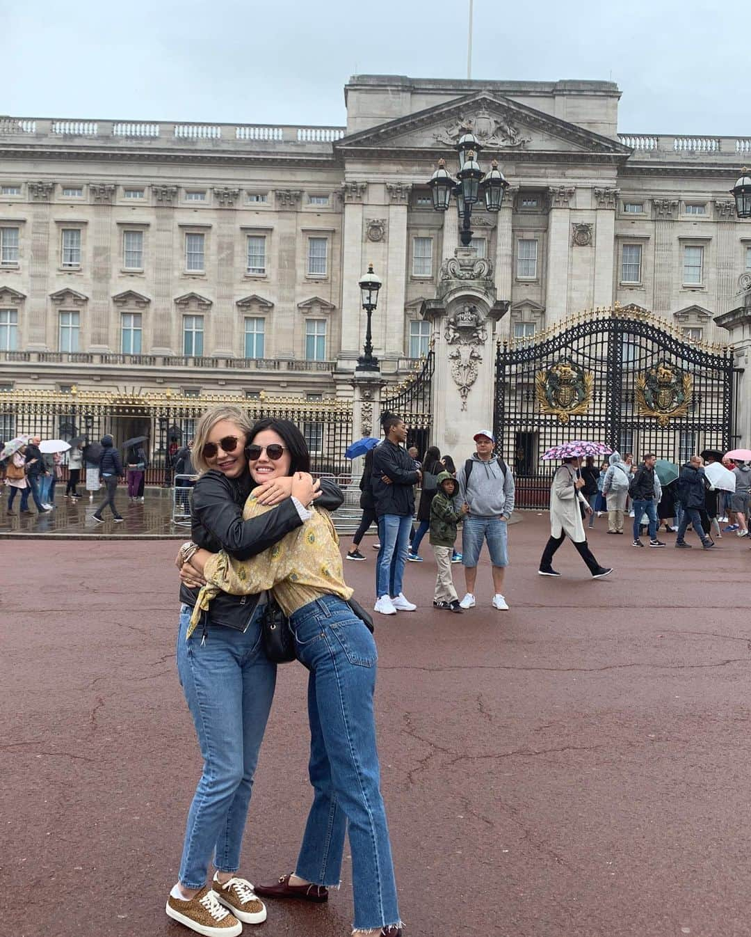 ルーシー・ヘイルさんのインスタグラム写真 - (ルーシー・ヘイルInstagram)「my travel buddy & soul sister & forever best friend. thanks for putting up with me and for walking all those steps in Europe ❤️」8月28日 17時12分 - lucyhale