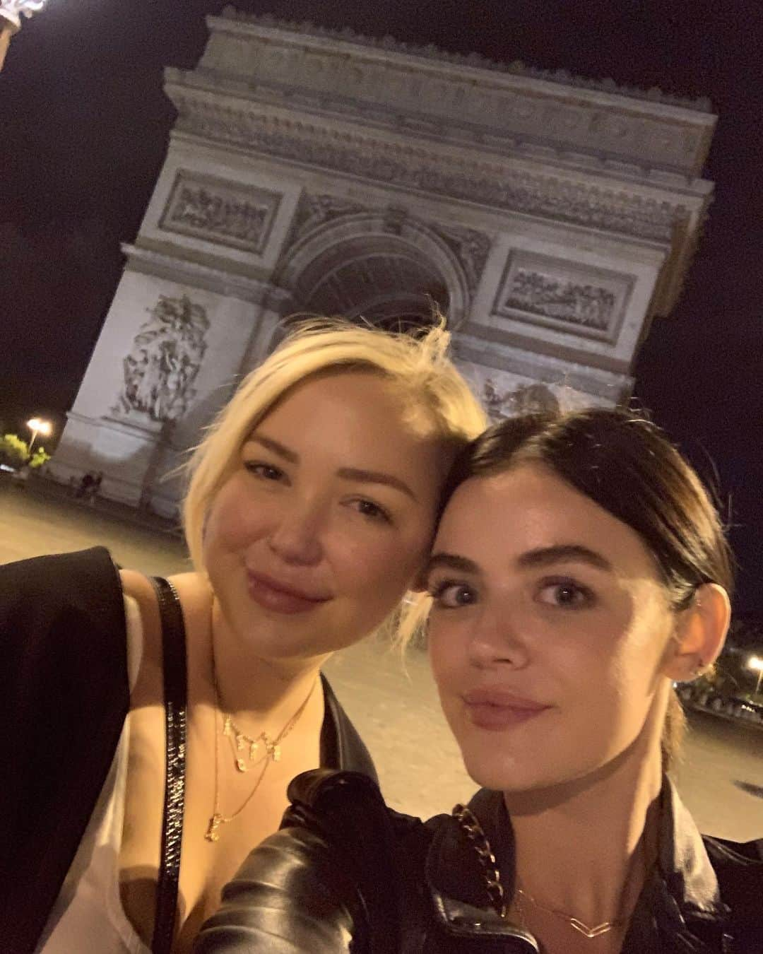 ルーシー・ヘイルさんのインスタグラム写真 - (ルーシー・ヘイルInstagram)「my travel buddy & soul sister & forever best friend. thanks for putting up with me and for walking all those steps in Europe ❤️」8月28日 17時12分 - lucyhale