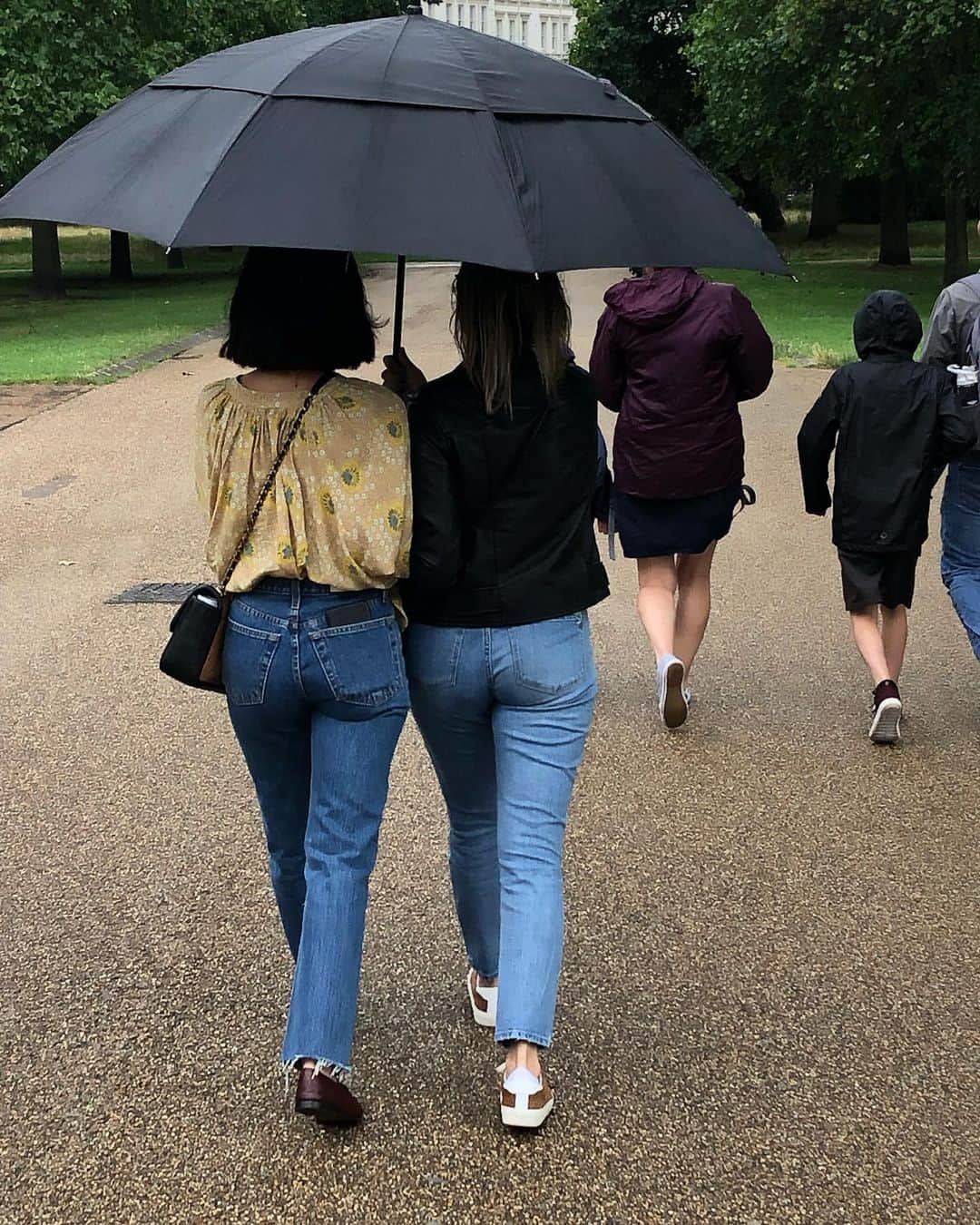 ルーシー・ヘイルさんのインスタグラム写真 - (ルーシー・ヘイルInstagram)「my travel buddy & soul sister & forever best friend. thanks for putting up with me and for walking all those steps in Europe ❤️」8月28日 17時12分 - lucyhale