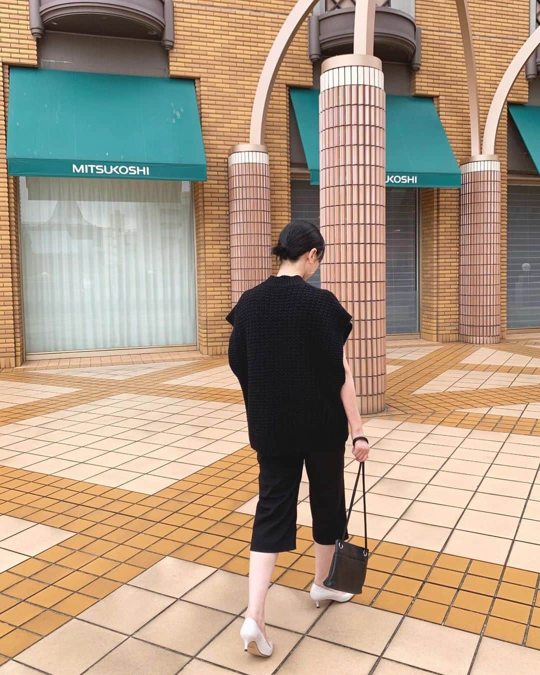 松本有理奈さんのインスタグラム写真 - (松本有理奈Instagram)「このニットベストは白と黒の2色買い。 夏は1枚でさらっと。秋はシャツやワンピースと合わせたいな♡ 9/4(水)発売です。是非お楽しみに！ CABLE KNIT VEST ¥22,000+tax #CLANE#クラネ」8月28日 17時13分 - yurina0714
