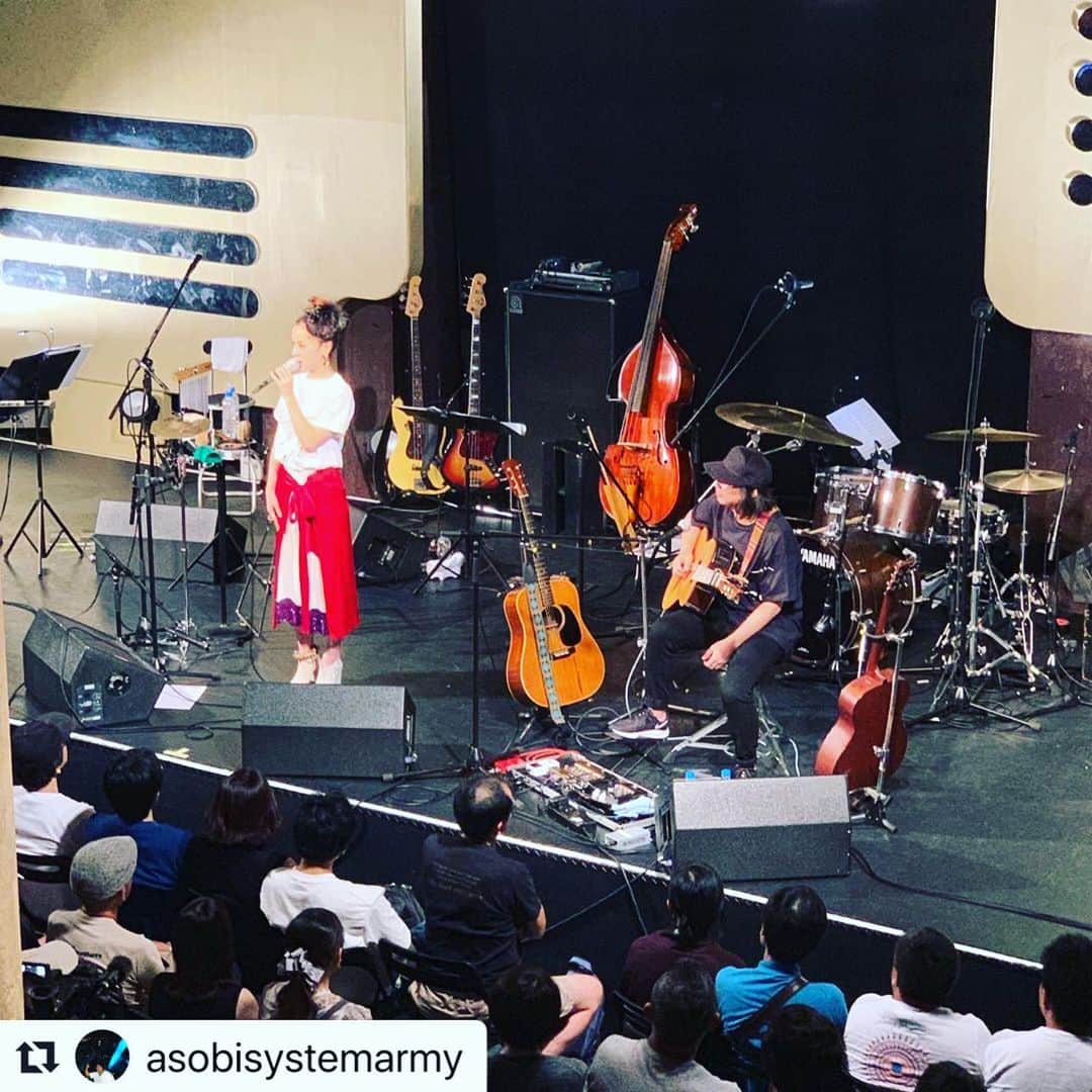 azumiのインスタグラム：「8/31は9年ぶりワイヨリカ大阪ライブ！東京とは違う曲もやります。よりグッと聴いていただけるアコースティックセットで参りますので待っててねー！ 東京から10日経ちますが、未だあの感動を忘れたくない閉じ込めたい想いでいっぱい。我が事務所社長の投稿は何度読んでも嬉しい。  #wyolica #ワイヨリカ  #Repost @asobisystemarmy ・・・ Wyolicaの結成20周年&再結成ワンマンライブ！ 20年の歴史とこれからの未来の可能性！ 当時自分が聞いていた人達をマネージメントするとはおもいませんでした。 本当にいいライブ！ファンの皆様の待っていた空気。色々葛藤してここまで。 これからは攻めていくのみ！ フェスなどのオファー是非！！ 沢山のお花もありがとうございました！！ #wyolica」