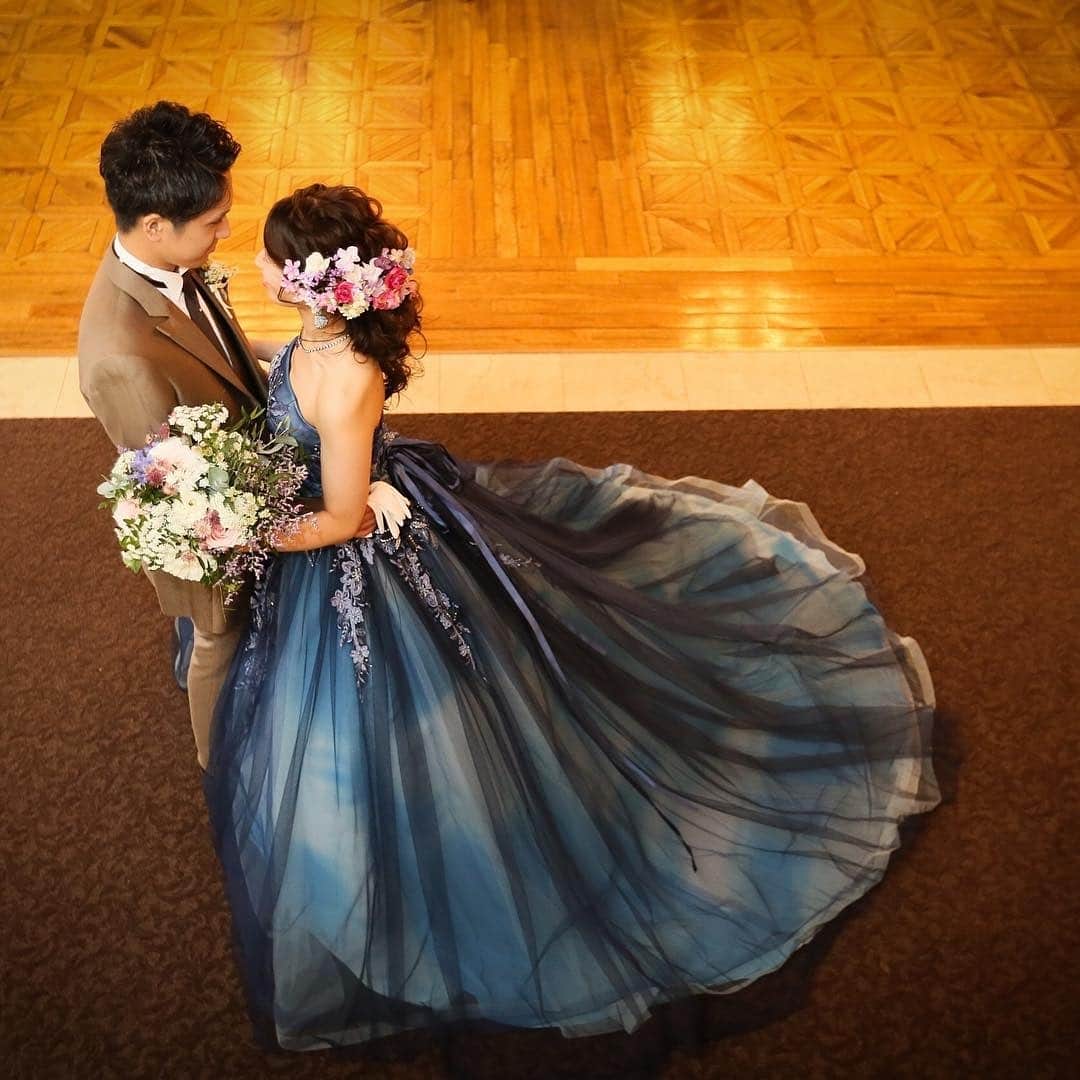 ホテルモントレウェディング【公式】 のインスタグラム：「♥ ￣￣￣￣￣￣￣￣￣￣ @montereyweddingをフォローして 『 #モントレ花嫁 』『 #ホテルモントレ』の タグをつけて投稿してくださいね＊*. . ホテルモントレエーデルホフ札幌 @edel_hotelmontereyの #卒花嫁＠weddingfrさまより 素敵なお写真をリグラムさせていただきました！ ・ ドレスのラインがきちんと写った 素敵なアングルのお写真♡ 色鮮やかなドレスがお似合いです！ ・ ◆ホテルモントレ公式HPはこちら* https://www.monterey-wedding.jp ・ #モントレ #モントレ花婿  #プレ花嫁 #卒花 #marry花嫁 #dressy花嫁 #farnyレポ #プラコレ ﻿#maricuru #dressy花嫁 #日本中のプレ花嫁さんと繋がりたい #ウエディングニュース #flower #ウェディングドレス #dress #結婚式 #披露宴 #結婚式場 #2019年秋婚 #2019年冬婚 #ホテルモントレエーデルホフ札幌 #モントレエーデルホフ札幌 #札幌 #ドレス迷子 #カラードレス #ドレス選び #ドレス」