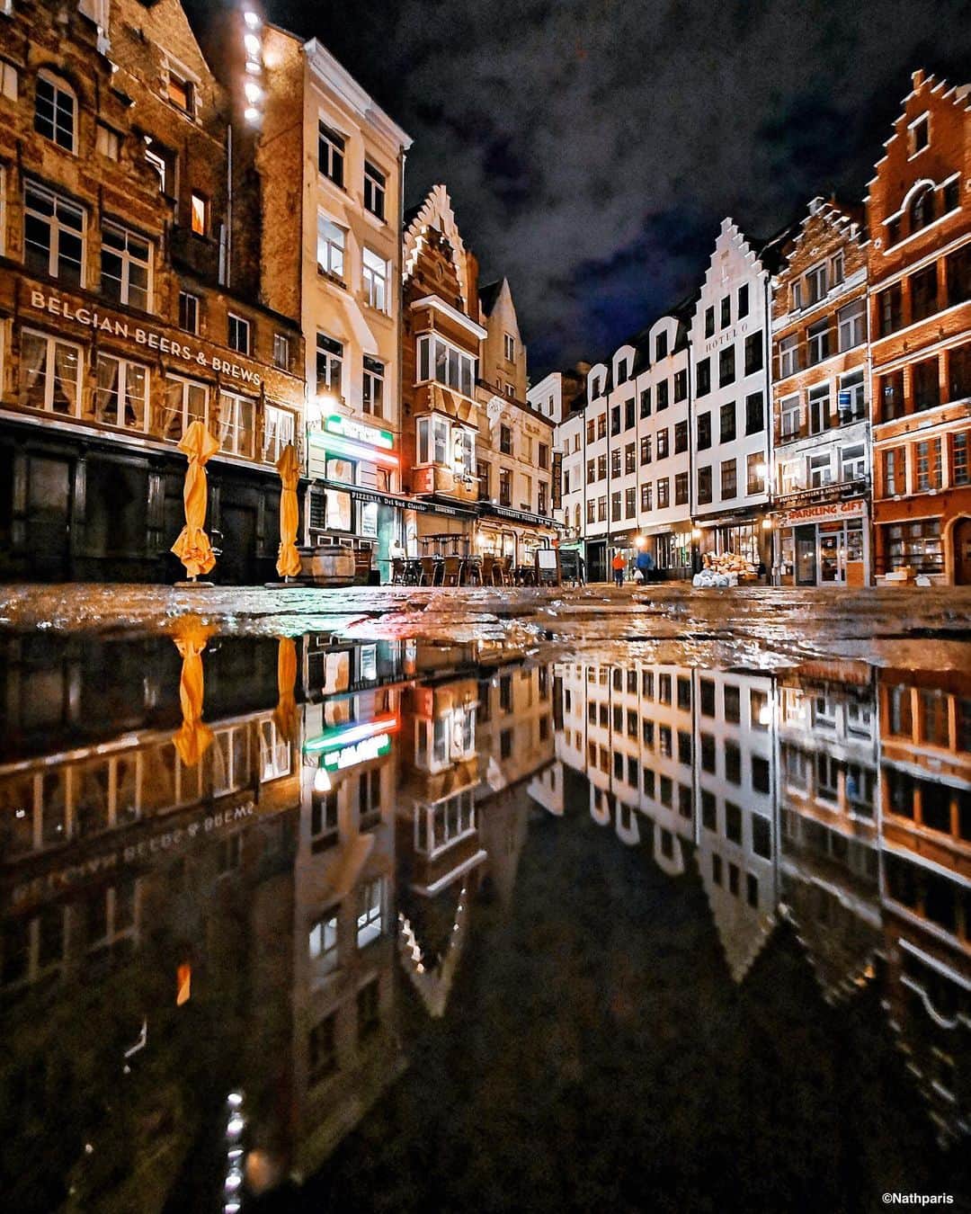 nathparisのインスタグラム：「Reflecting Antwerp 💦 J’ai profité de mon séjour à Anvers pour shooter cette merveilleuse ville dans les flaques à la nuit tombante. Il y a toujours de belles surprises après un orage 😊 . Photo prise en mode nuit #HuaweiP30Pro #HuaweiShot @HuaweiMobileFr #anvers」