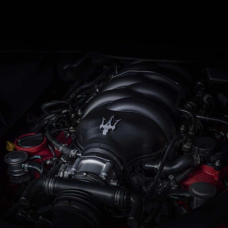 Maserati Japan | マセラティ ジャパンのインスタグラム：「圧倒的なポテンシャルを秘めたグラントゥーリズモの4.7L V8エンジン。最高出力460 hp、最大トルク 520 Nmのパワーを生み出し、モーターファンの心をくすぐるサウンドを奏でます。 #Maserati #マセラティ  #MaseratiJapan #マセラティジャパン #GranTurismo #グラントゥーリズモ」
