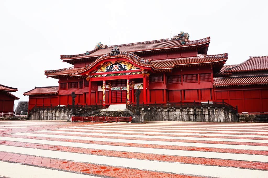 Be.okinawaさんのインスタグラム写真 - (Be.okinawaInstagram)「Through the thriving trade with China, Japan, and the countries of Southeast Asia, the Ryukyu Kingdom was able to develop their own unique culture and architecture! Shuri Castle is a great example showing the mixture of architectural styles from the neighboring countries!  #shurijocastle #naha #首里城 #那霸 #슈리성 #나하 #那覇 #歴史 #history #tradition #beokinawa #visitokinawa」8月28日 17時29分 - visitokinawajapan