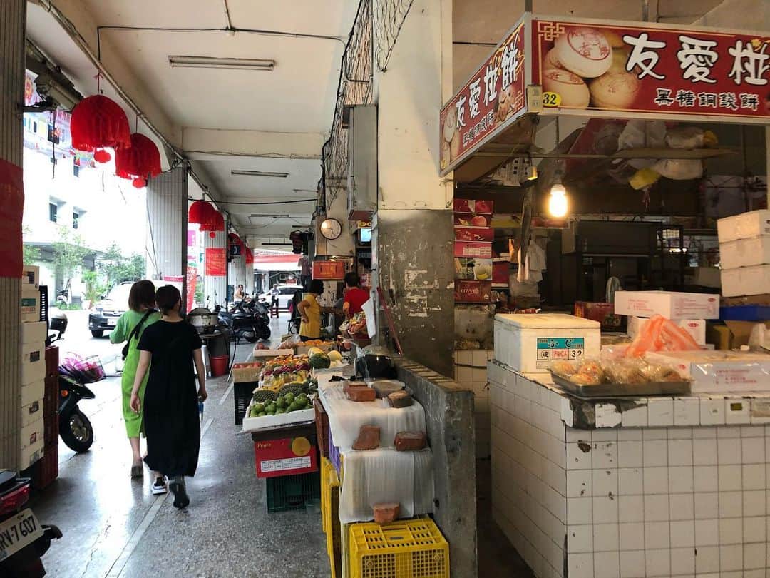 土井コマキさんのインスタグラム写真 - (土井コマキInstagram)「台南あれこれ。台南の夜市は凄いと噂にきいてたんだけど、凄かった。祭りやな。毎晩祭りやな。エリンギ焼きに行列出来てた。牛肉湯は夜市でも美味しかった。やっぱり台南のフルーツうまい。 #こまきっぷ #台湾 #台南」8月28日 17時30分 - doikomaki