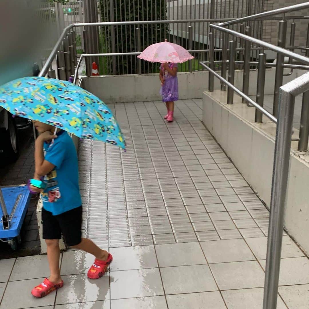 尾川とも子さんのインスタグラム写真 - (尾川とも子Instagram)「雨なので、傘さして買い物です。 仕事の疲れより、 子供たちの相手の方が、疲労が😅」8月28日 17時32分 - ogawatomoko_bouldering