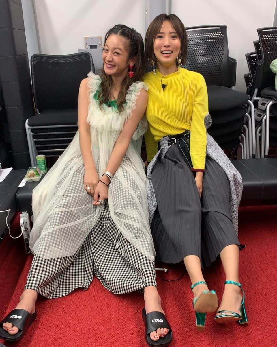 夏菜さんのインスタグラム写真 - (夏菜Instagram)「「浜ちゃんが」みてねーん💛 Tops&Skirt: @ponti_tokyo Stylist: @erica_mimura」8月28日 17時33分 - natsuna_official