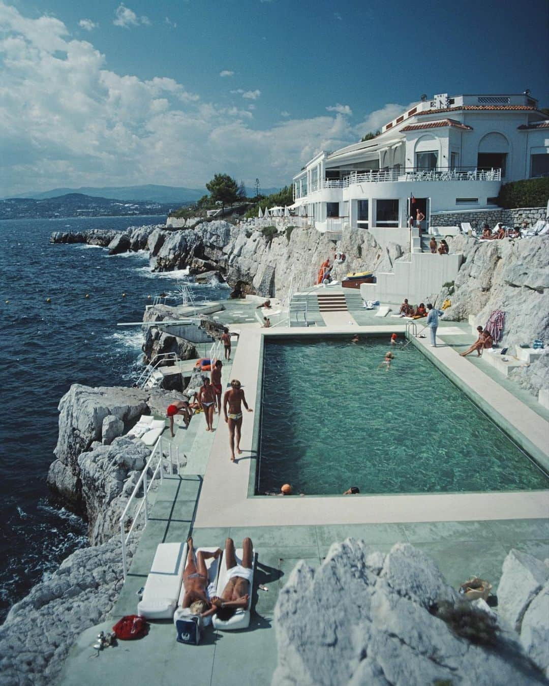 Vogue Parisさんのインスタグラム写真 - (Vogue ParisInstagram)「The Eden Roc hotel has become something of a legend as the HQ of the biggest stars during the Cannes Film Festival for decades. Photographer Slim Aarons was there in 1969 and captured this shot of the hotel’s iconic lagoon pool that looks out across the Mediterranean  #SlimAarons #EdenRoc @hotelducapedenroc」8月28日 17時43分 - voguefrance