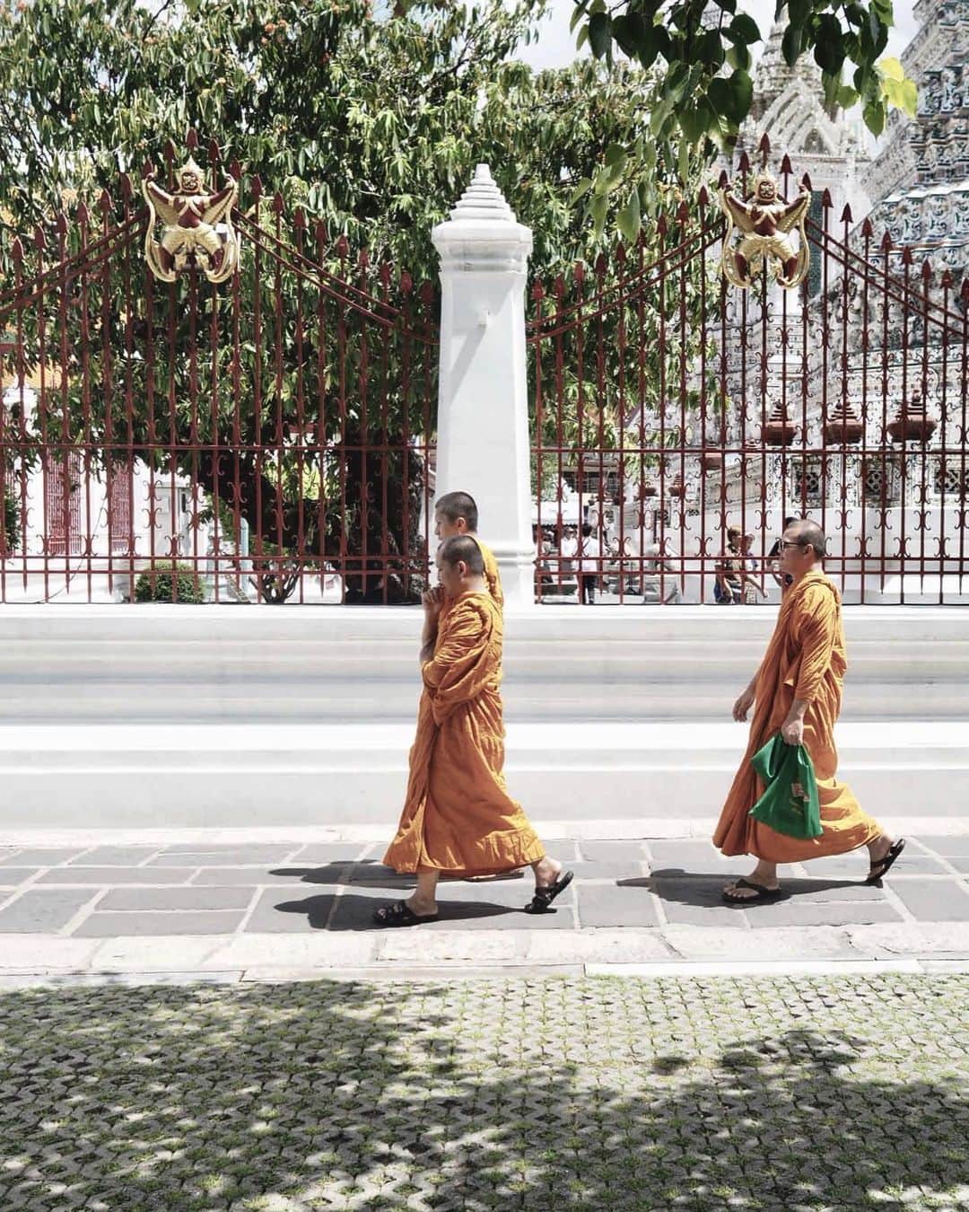 Tomohide Furuyaのインスタグラム：「”Thailand” . . お坊さんは3人1組が多めです。 . . #Thailand #Bangkok #tasworks_photography」