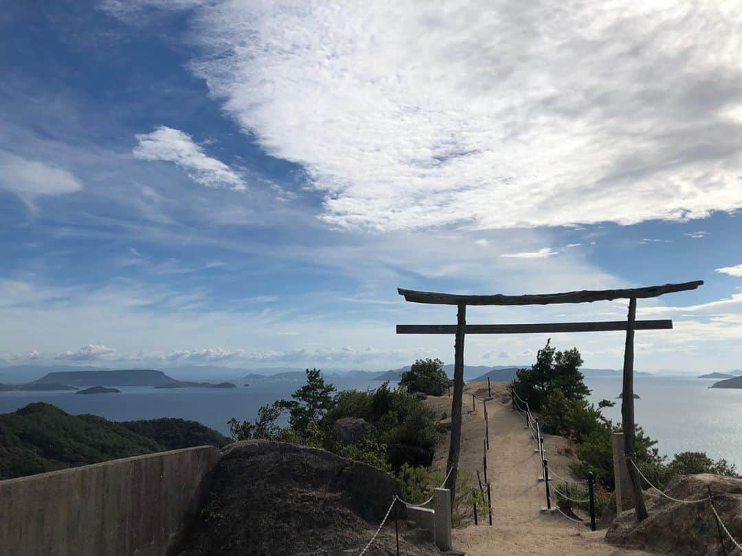 矢野良子さんのインスタグラム写真 - (矢野良子Instagram)「. . . 初お盆 実家帰省  今回の旅は甥っ子ちゃんと 初の実家帰省＠お盆  ２日ほど台風で外出が出来なかったけど  少しだけ小豆島に . . . . ＊重ね岩＊ パワースポット  ここはマジで良かった 登るの苦労したけど…… . . 不思議な空間って 結構好き  気だけかも知れないけど 岩の近くで吹く風が違って感じた  空の雲が道に見えて 未来へ導いてくれているように見える  #小豆島#家族旅行#プチ旅行#お盆帰省#重ね岩#パワースポット#山の上#周りの山にもこんなのあった#不思議#自然#未来へ繋がる雲の道#風#手を合わせたら#身体を抜ける風が吹いた##甥っ子#3姉妹#末っ子」8月28日 17時40分 - ryo_yano12