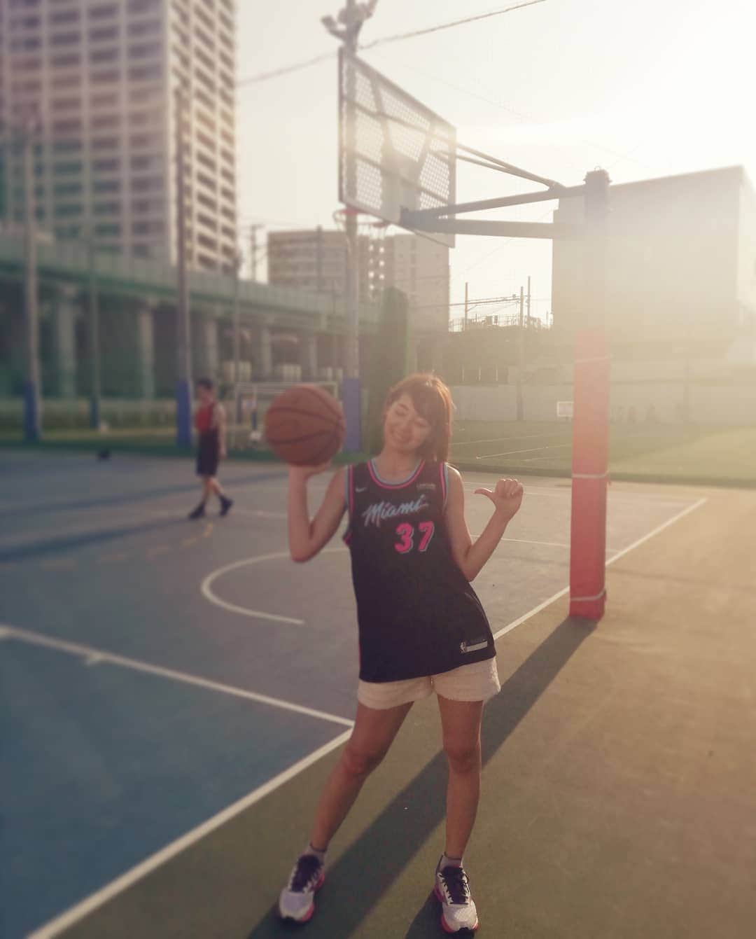 杉山由紀子のインスタグラム：「バスケ🏀 * 小中でやってたんだけど、 最近またバスケ熱が♪♪ * 月１ー２で最近やってるよ⛹️💨 * この日はすっっごいあつかったけど夕日がいいかんじ🌇✨ * マイアミヒーツのこちらをきて☺️ NBAの試合みたのがなつかしい🎵 * * #バスケ #都内 #マイアミヒーツ #マイアミ #NBA #アメリカ #運動 #バスケットボール」