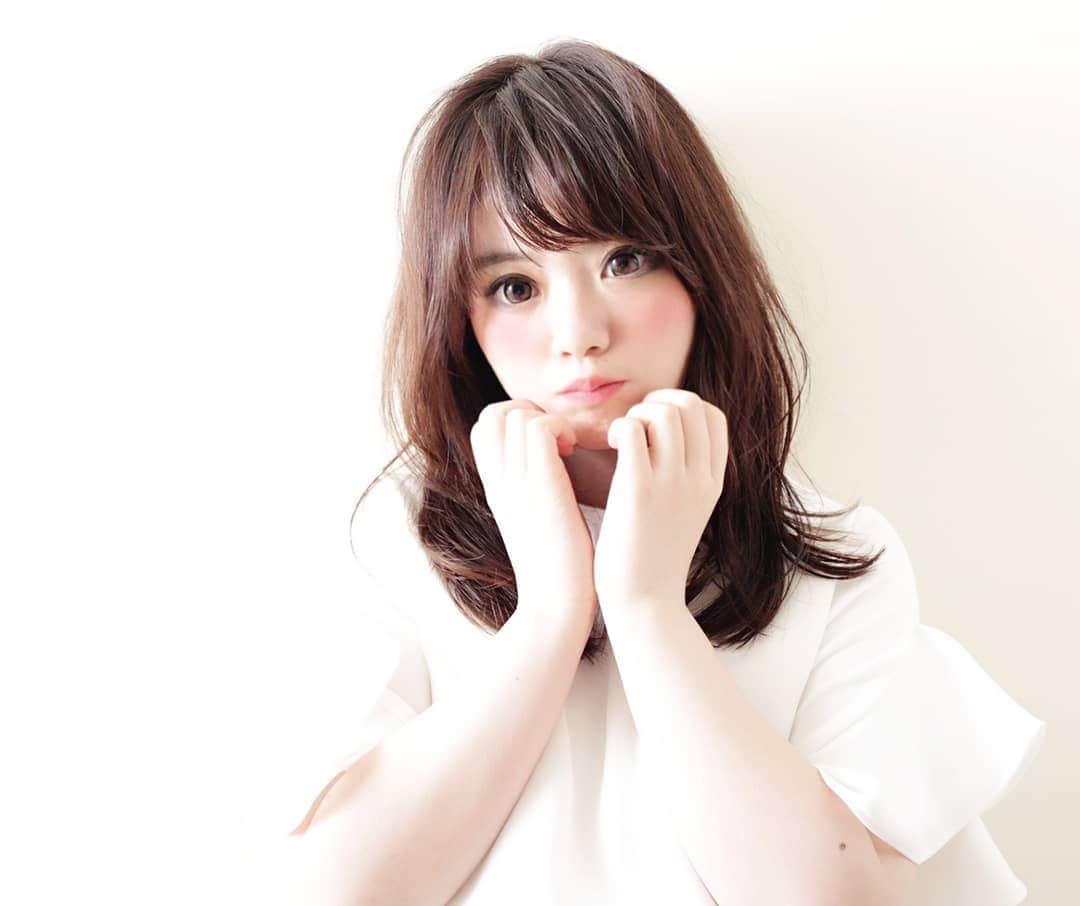 hoshizaki eriのインスタグラム：「. こんばんは🌃✨🐰 . 夏はそろそろ終わりそうですが まだまだ一年中 脱毛は 必要ですよね！🌻 綺麗な肌で一年中過ごしたい💕🍀 . そんな時はやっぱり銀座カラーがおすすめ！✨👏 全身脱毛月額3,300円という とてもお得な価格！🙆 . 更に全国にお店も多数あり 予約も取りやすく カウンセリングも しっかりしているので 通いやすいのもポイント🙆 . 無料カウンセリングのご予約は『@ginzacalla_official』の 公式アカウントURLから キャンペーンcheck！💕🍀 . . #銀座カラー #脱毛 #全身脱毛 #顔脱毛 #callaPR #beautycare #bodycare #つるつる肌 #すべすべ肌 #恋肌 #pleaselikeit #likebackalways #followme #followback #相互フォロー #맞팔 #팔로미 #뷰티인스타 #얼스타그램 #옷스타그램 @ginzacalla_official」