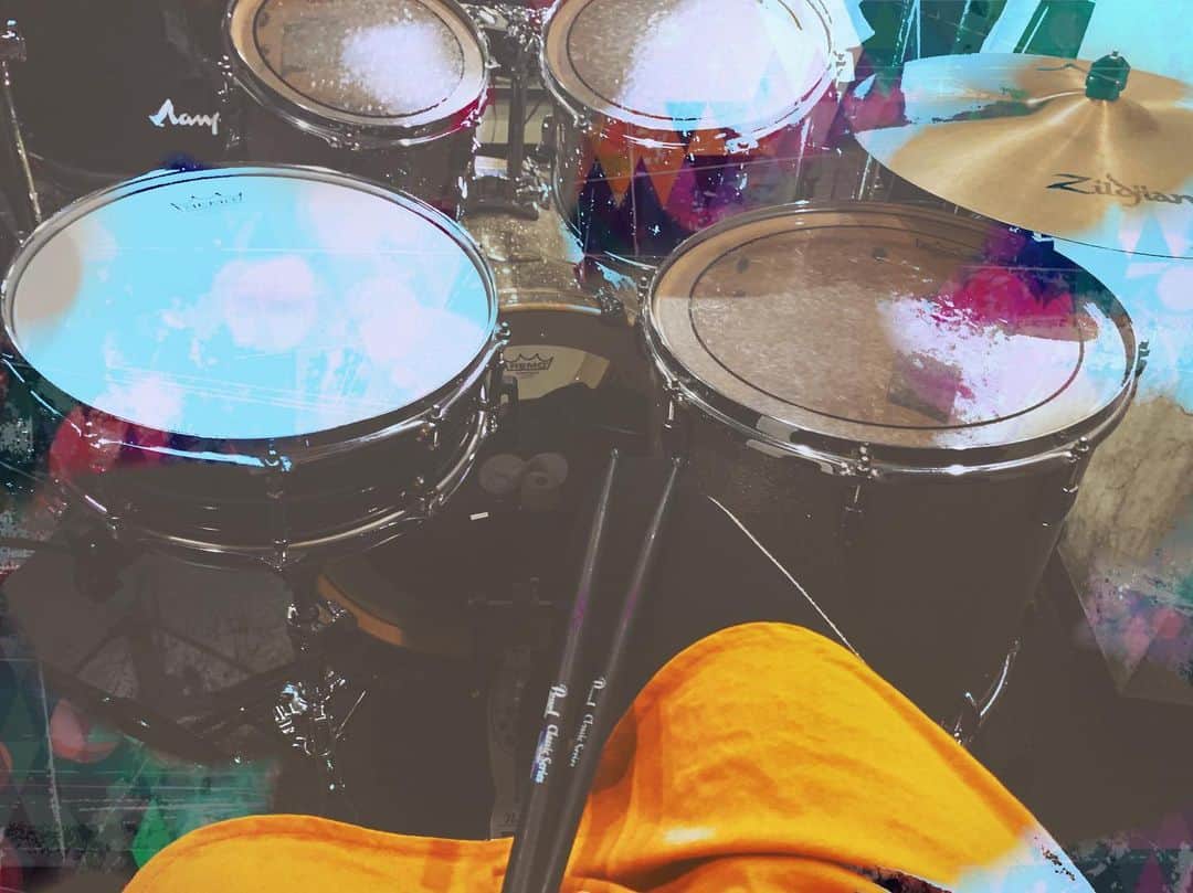 アンジェラ芽衣さんのインスタグラム写真 - (アンジェラ芽衣Instagram)「ずっと挑戦したかったドラム‪⸜‪‪☺︎‬⸝‬‪‪﻿ けいおん！を見てから数年、やっと近付けた☺️﻿ まだ叩くのもままならないけどとても楽しい﻿ ﻿ #ドラム」8月28日 17時45分 - ange_la00