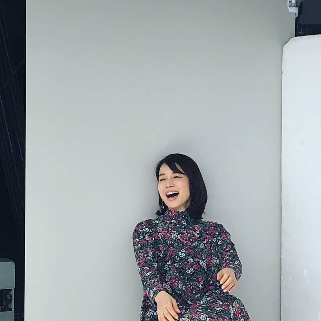 石田ゆり子さんのインスタグラム写真 - (石田ゆり子Instagram)「雑誌の撮影が続いております。 秋冬物の大人の花柄。 この花柄 とっても素敵でした…  撮影の合間にストレッチを するワタクシ。  夏の終わりの匂いを感じる今日この頃。 栄養とってゆっくりお風呂に入って しっかり眠りましょう👏🏻😊」8月28日 17時47分 - yuriyuri1003