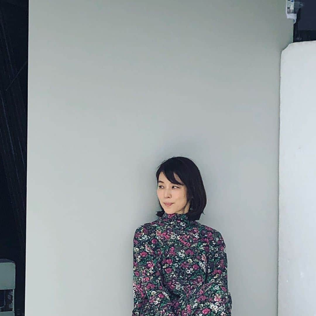 石田ゆり子さんのインスタグラム写真 - (石田ゆり子Instagram)「雑誌の撮影が続いております。 秋冬物の大人の花柄。 この花柄 とっても素敵でした…  撮影の合間にストレッチを するワタクシ。  夏の終わりの匂いを感じる今日この頃。 栄養とってゆっくりお風呂に入って しっかり眠りましょう👏🏻😊」8月28日 17時47分 - yuriyuri1003