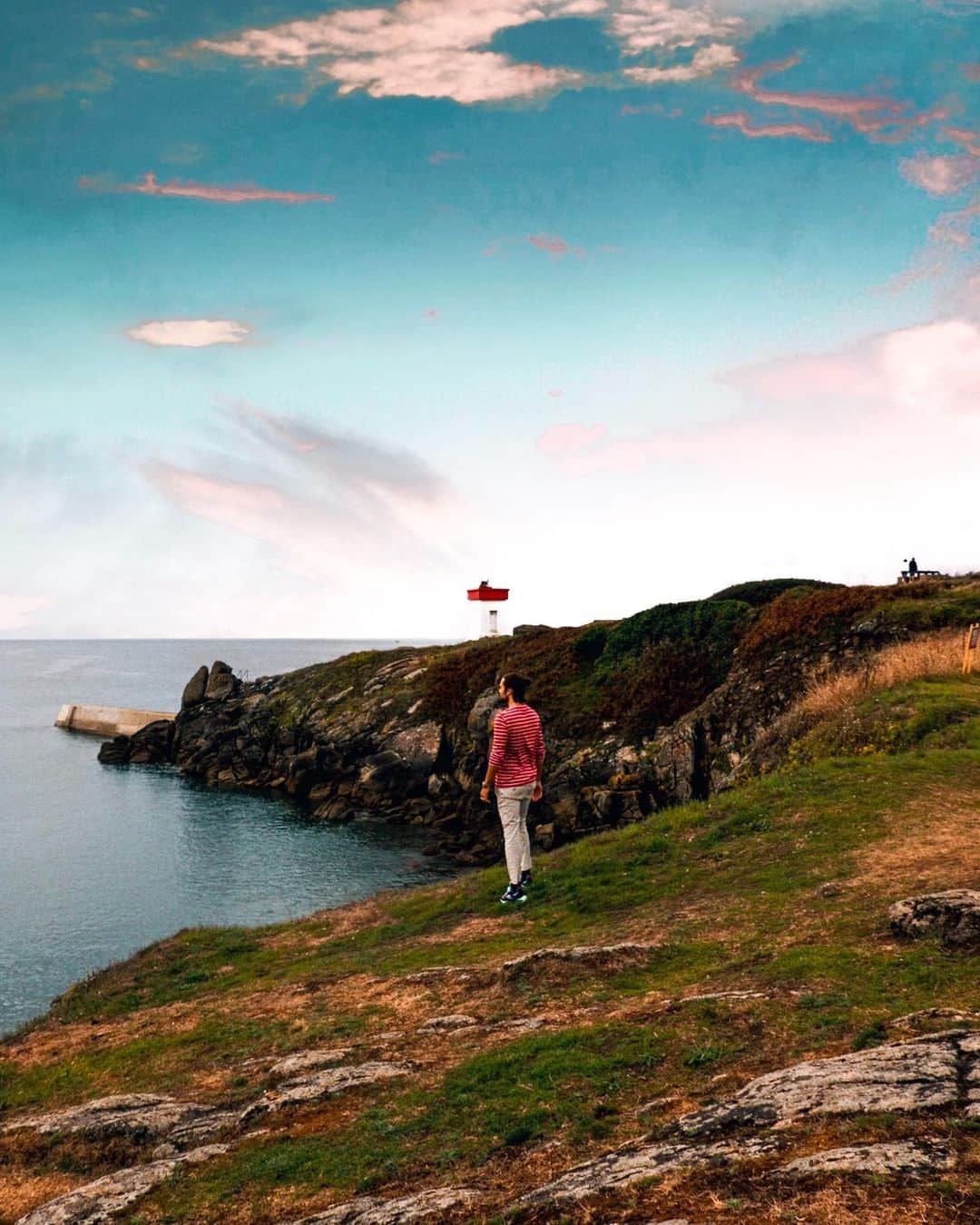 NICOLAS SIMOESのインスタグラム：「Brittany is full of surprises, beautiful landscapes and peaceful places. And this photo resumes perfectly the last two weeks here... Peace, fresh air and great weather ☀️✨」