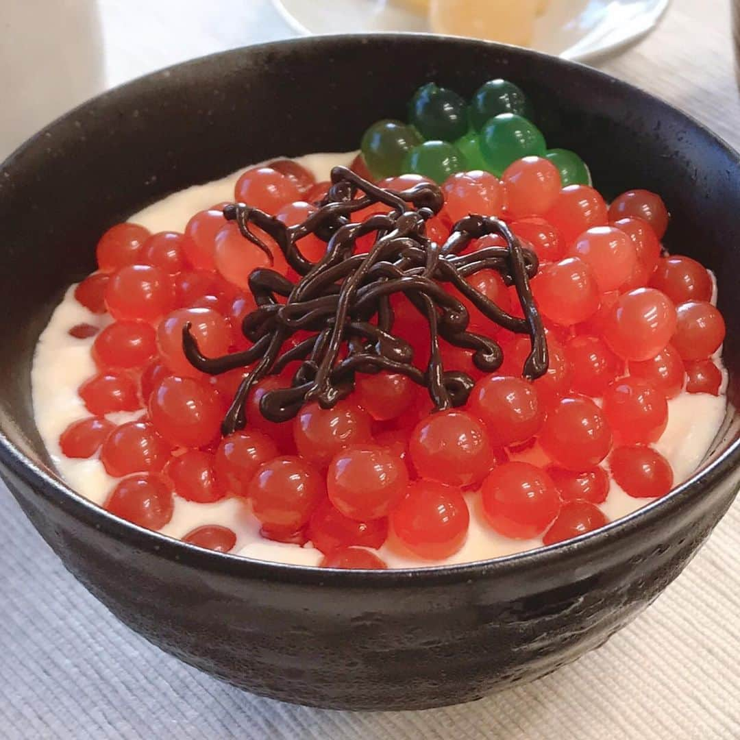 もぐナビさんのインスタグラム写真 - (もぐナビInstagram)「晩ご飯は、ちょっと贅沢にいくら丼！・・・ではなく、ポッピングボバ丼はいかがでしょうか？🍚✨ . プチっと弾ける食感が楽しい「ポッピングボバ」。口に入れた瞬間、今までになかった新感覚スイーツに驚くこと間違いなしです😉 . ＊＊＊＊＊ . ✏️いくら丼定食(ポッピングボバ丼)の詳細 . ❤️いくら丼 →コーティングジュース(ストロベリー味、キウイ味)、チョコソース、バニラアイス(スーパーカップ) . 🧡みそ汁 →カフェラテ、ホワイトマシュマロ . 💛たくあん →ドライパイナップル . 💚緑茶 →カゴメ野菜生活100グリーンスムージー . ＊＊＊＊＊ . ✏️コーティングジュース購入先 . カルディコーヒーファーム 新橋店 . コーティングジュースはカルディやヴィレッジヴァンガードなどの店舗、または通販サイトで購入することができます✌️ . #ポッピングボバ #コーティングジュース #いくら丼 #カルディ #もぐナビ」8月28日 18時00分 - mognavi.jp