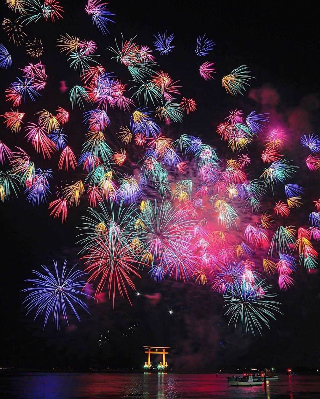 aumoさんのインスタグラム写真 - (aumoInstagram)「【#夏の思い出×花火大会】 .  静岡県で開催されて「#浜名湖弁天島」にて撮影されたお写真📸 . 空一面に広がるカラフルな花火と、鳥居のコントラストが素敵ですよね☺️✨ .  Credit：@takechan86 さん 素敵なお写真をありがとうございます！ . あなたが撮影した素敵な写真に 「#aumo」を付けて教えてください♡ あなたの投稿が明日紹介されるかも♪ . aumoアプリは毎日配信！おでかけや最新グルメなどaumo読者が気になる情報が満載♡ ダウンロードはプロフィールのURLから✔︎ (iPhone&Android版) . . #静岡旅行#観光スポット#夏休み #インスタ探検隊 #女子旅#絶景#絶景スポット #旅  #team_jp_ #igersjp #japan_daytime_view  #wu_japan #bestjapanpics #japan_of_insta #art_of_japan_ #ptk_japan #photo_jpn #lovers_nippon #tokyocameraclub #国内旅行 #夏旅」8月28日 17時55分 - aumo.jp
