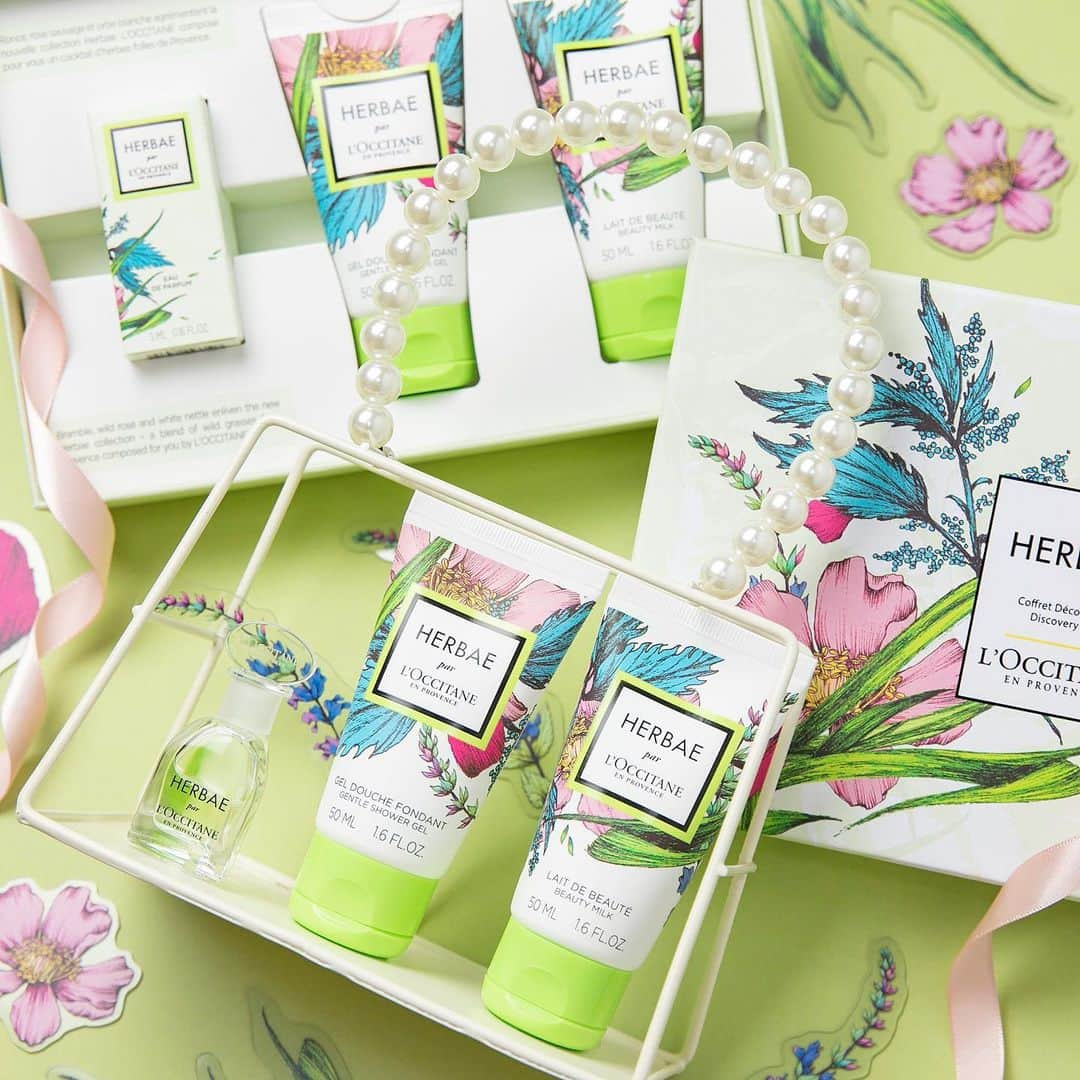 L'OCCITANE en Provenceさんのインスタグラム写真 - (L'OCCITANE en ProvenceInstagram)「【自分らしく生きる香り】プロヴァンスの草花のささやきを閉じ込めた「エルバヴェール」の香りを持ち歩ける、ミニサイズのアイテムが詰め合わさったギフトコレクションが限定登場🌿﻿ ﻿ 数々の #ベストコスメ を受賞し、﻿ 限定登場の90mLのビッグサイズも即完売するほど﻿ 大人気の香り「エルバヴェール」より、﻿ 持ち運びやすいミニサイズのギフトコレクションが新登場✨﻿ ﻿ ホーリーグラスと個性的なハーブたちの﻿ 混じり気のない香りは、﻿ 毎日を自分らしく凛と生きる女性の﻿ エフォートレスな美しさを引き出します。﻿ ﻿ 一度出会うと忘れられない香りを構成するのは﻿ プロヴァンスの3つのハーブ💕﻿ ﻿ 🌿ホーリーグラス「気持ちを清める」﻿ かつて、教会の瞑想にも使われたハーブ。﻿ バニラを思わせるほのかに甘い香り。﻿ ﻿ 🌿ネトル「ぶれない自分」﻿ パワーを与えてくれるハーブとして﻿ 古くから使われている。﻿ 茶畑のような爽やかな香り。﻿ ﻿ 🌿クラリセージ「リラックス」﻿ おだやかな気持ちにしてくれるハーブ。﻿ ほんのり甘い香り。﻿ ﻿ 秋からリセットして、新しい自分で頑張りたい人、﻿ めまぐるしい毎日に疲れ気味で自分を見失いがちな人に。﻿ 「自分らしさ」を取り戻せる「お守り」フレグランスです。﻿ ﻿ 💌愛用者コメント💌﻿ ﻿ 「柔らかくて甘さもあるのに、心が落ち着く好みの香りで癒された。彼とシェアして使うのも！」﻿ ﻿ 「思わず深い呼吸をしたくなるほど、うっとり安らぐ香り。男女問わず使いやすい香りです」﻿ ﻿ 「ハーブの優しい香りで一気に肩の力が抜ける感じ香りってすごいなと思った。枕元にほんのり吹きかけてもよさそう」﻿ ﻿ ありのままの自分でいられる、﻿ ナチュラルシックな毎日をエルバヴェールと共に😊﻿ ﻿ #ロクシタン #雑誌掲載 #雑誌 #エルバヴェール #オードパルファム #ホーリーグラス #WWD #マキア #MAQUIA #美容 #フレグランス #香水 #おすすめ香水 #いい香り #ハーブ #ナチュラルコスメ #コスメ #香りのある暮らし #コスメマニア #コスメ好き #モテコスメ #香り #癒し #美容 #ハーバルコスメ #リラックス #loccitane #ギフト #プレゼント #ベスコス」8月28日 17時55分 - loccitane_jp