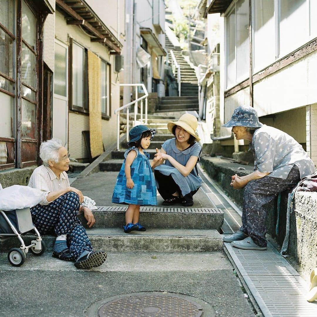 kazuyukikawaharaさんのインスタグラム写真 - (kazuyukikawaharaInstagram)「旅での一期一会の出会い ・ 振り返ってみてみると、旅の中で一番シャッターを切った場面だった。フォトジェニックな路地、長い階段、そして、自然体で談笑するおばあちゃんたち。娘とおばあちゃんたちの噛み合わない会話が微笑ましかった。またこれるかは分からないけど、「また来ます」と言ってお別れをして、僕たちは帰りのフェリー乗り場へ向かった。 ・ #hasselblad #film #filmphoto #filmphotography #filmcamera #フィルムに恋してる #RECO_ig #フィルム普及委員会 #instagramjapan #instagram #ハッセルブラッド#tokyocameraclub #igersjp #Pics_Film_ #粟島」8月28日 17時56分 - kazuyukikawahara