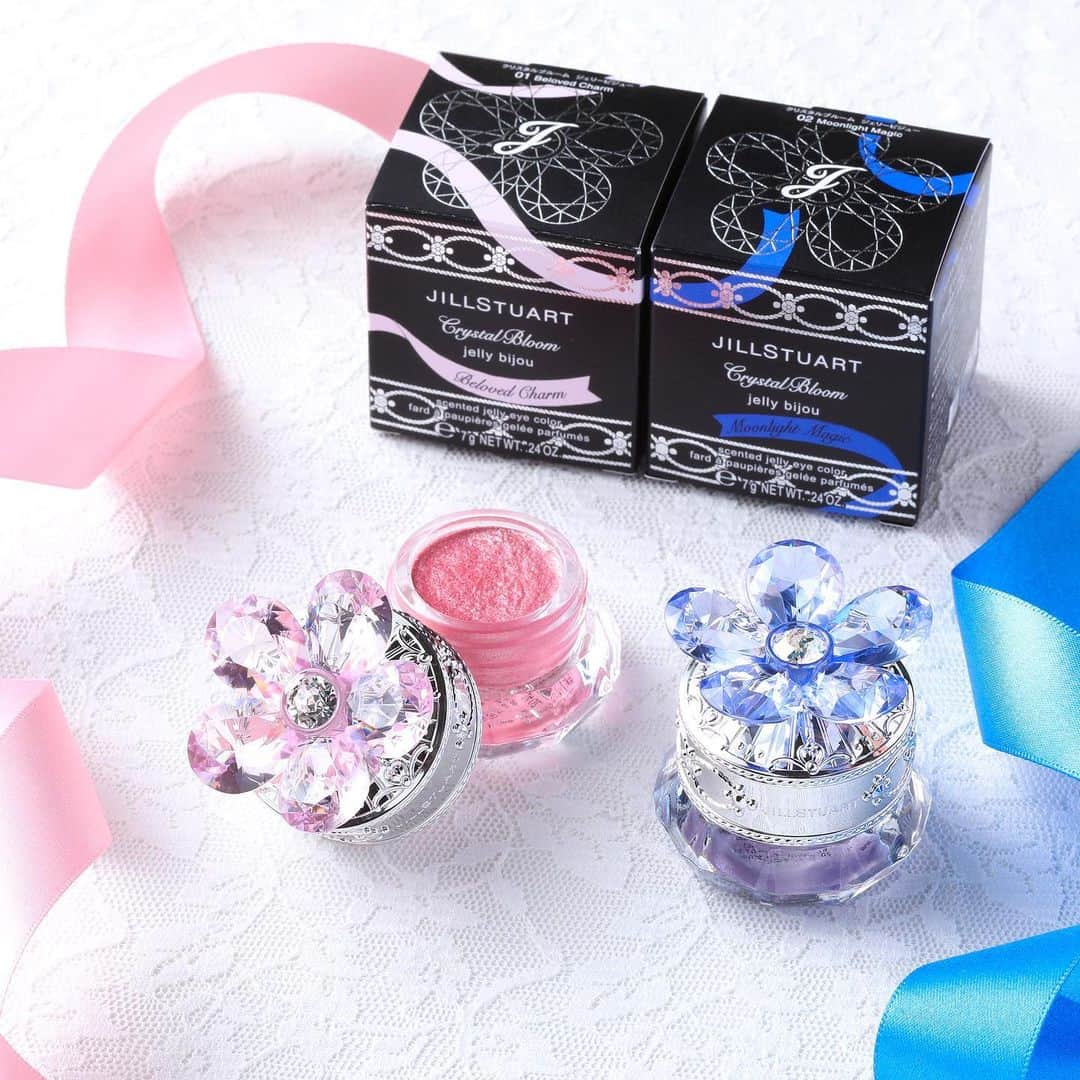 JILLSTUART BEAUTYさんのインスタグラム写真 - (JILLSTUART BEAUTYInstagram)「JILL STUART Crystal Bloom Jelly bijou . クリスタルブルーム 5th Anniversary ～12ヶ月間の特別な贈り物～ . 1年を通してつながっていくアイカラーのコレクション。 好きな香り、色、花、たのしみ方はさまざま。 あなたらしく花々を咲かせて。 . 01 Beloved Charm 9月6日(金)発売 《8月23日(金)より予約受付中》 . 02  Moonlight Magic 9月27日(金)発売 《9月13日(金)より予約受付開始》 . #JILLSTUART #JILLSTUARTBeauty #crystalbloom #crystalbloomjellybijou #クリスタルブルーム5th #クリスタルブルーム #クリスタルブルームジェリービジュー #ジェリービジュー」8月28日 18時00分 - jillstuartbeauty