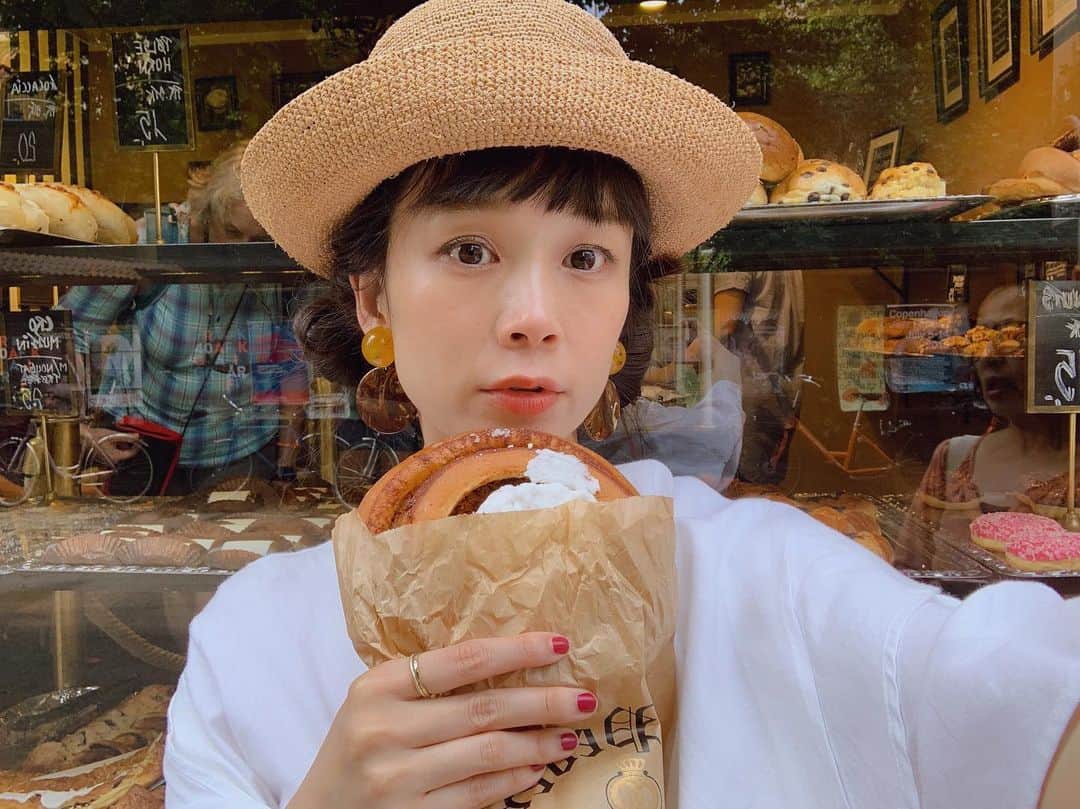 山野ゆりのインスタグラム：「富士急ハイランド内のリサとガスパールタウンにて🐰🍞パン野ゆり×カフェ・ブリオッシュのパンコラボが10月から期間限定でスタートします。パリをテーマに５つのパンをプロデュースさせてもらいました🥰10月から日替わりでコラボパンを発売🍞🥖🥐10月12〜14日はパン屋さんが集結するパン祭りも開催♡パン祭りの期間中は私のプロデュースした5種類のパンも一挙に楽しめる予定です🥰又詳しい事はお知らせさせて下さいね♡今日もお疲れ様でした♡  #富士急ハイランド #リサとガスパール #Paris #parismag #パン #コラボパン」