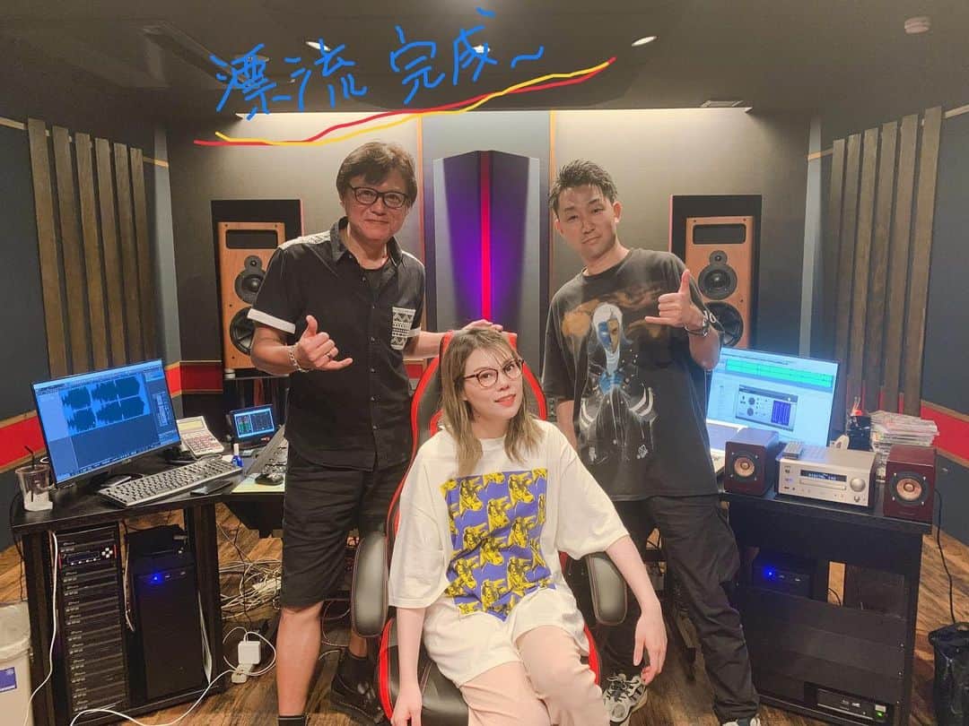 菅原紗由理のインスタグラム：「『漂流』のマスタリング (CDになる前の最後の作業)が、 無事に終わった〜！！！ デビュー当時からずっと、 曲たちの完全なる完成を見届けてくれている マスタリングエンジニアTucky(滝口博達)さん。今回もありがとうございました！  我ながら、ぁあ…作って良かったなぁ…と 嬉しすぎて、ふわふわ（´c_`）.｡oO」